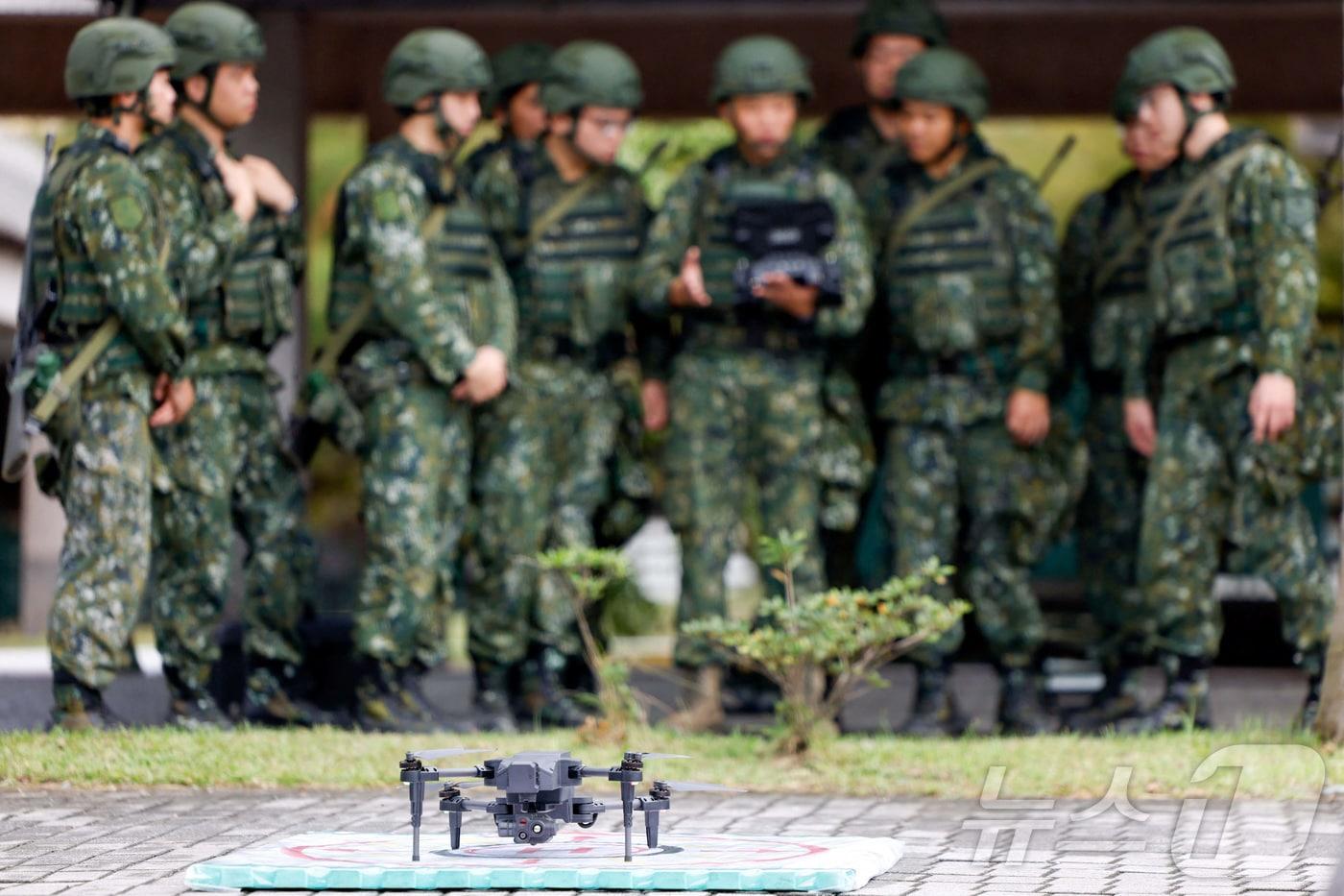 대만 예비군들이 2일&#40;현지시간&#41; 대만 이란의 룽터 산업단지 서비스 센터에서 열린 훈련에 참가해 대만산 허머 2 드론을 조종하고 있다. 2025.12.2. ⓒ 로이터=뉴스1 ⓒ News1 이정환 기자