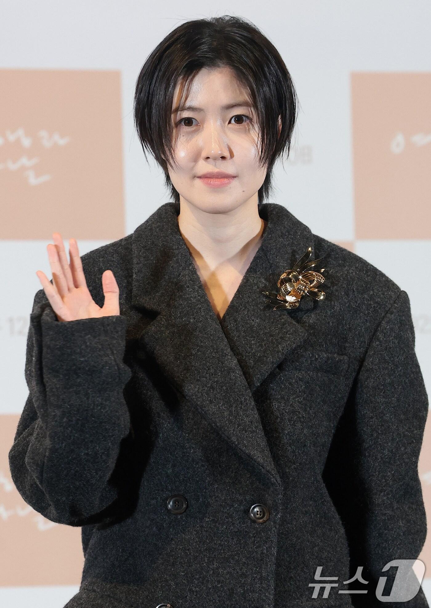 본문 이미지 - 배우 심은경이 2일 서울 용산구 CGV용산아이파크몰에서 열린 영화 '여행과 나날' 언론 시사회 및 기자 간담회에서 포즈를 취하고 있다. '여행과 나날'은 어쩌면 끝이라고 생각한 각본가 '이'(심은경 분)가 어쩌다 떠나온 설국의 여관에서 의외의 시간을 보내면서 다시 시작되는 2025년 겨울, 일상 여행자들과 함께 떠나는 꿈같은 이야기를 그렸다. 2025.12.2/뉴스1 ⓒ News1 권현진 기자