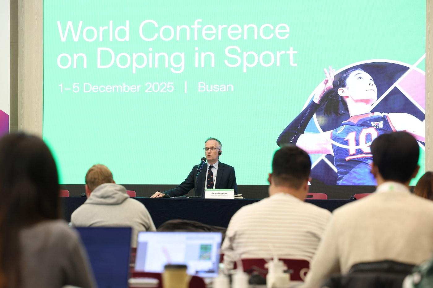 세계 최대 규모 반도핑 행사인 &#39;2025 세계도핑방지기구&#40;WADA&#41; 총회&#39;가 부산에서 막 올렸다. 전 세계 미디어를 대상으로 브리핑 하고 있는 제임스 피츠제럴드 WADA 홍보실장 &#40;KADA 제공&#41;