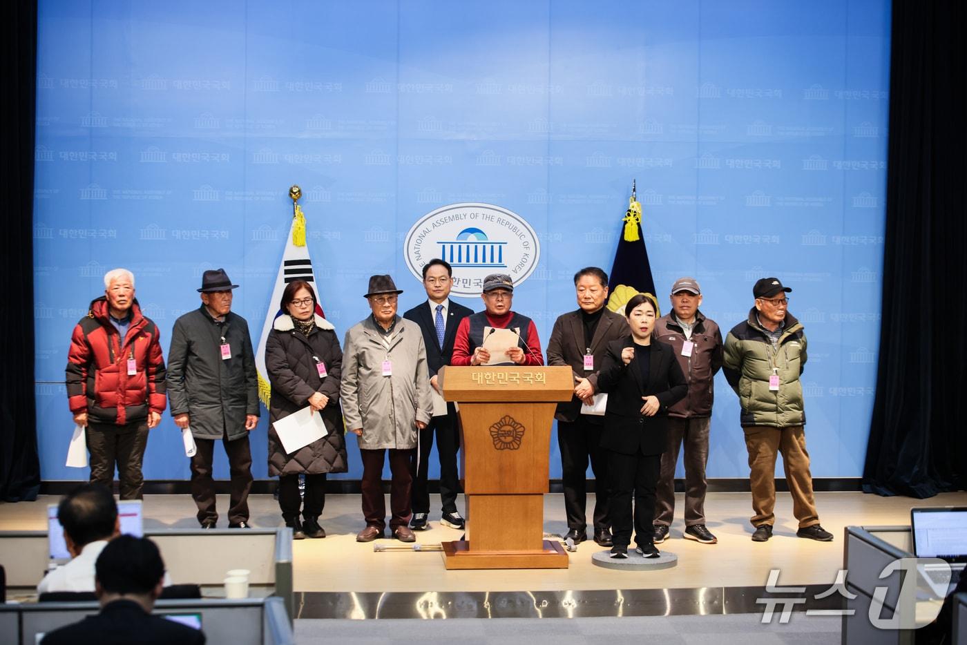 2일 국회 소통관에서 허영 더불어민주당 국회의원과 최윤 강원민주재단 이사장이 마련한 &#39;납북귀환어부 인권침해사건 진상규명 및 피해자 명예회복 특별법 발의&#39; 관련 기자회견에서 당시 피해자가 발언하고 있다.&#40;허영 의원실 제공, 재판매 및 DB 금지&#41; 2025.12.2/뉴스1