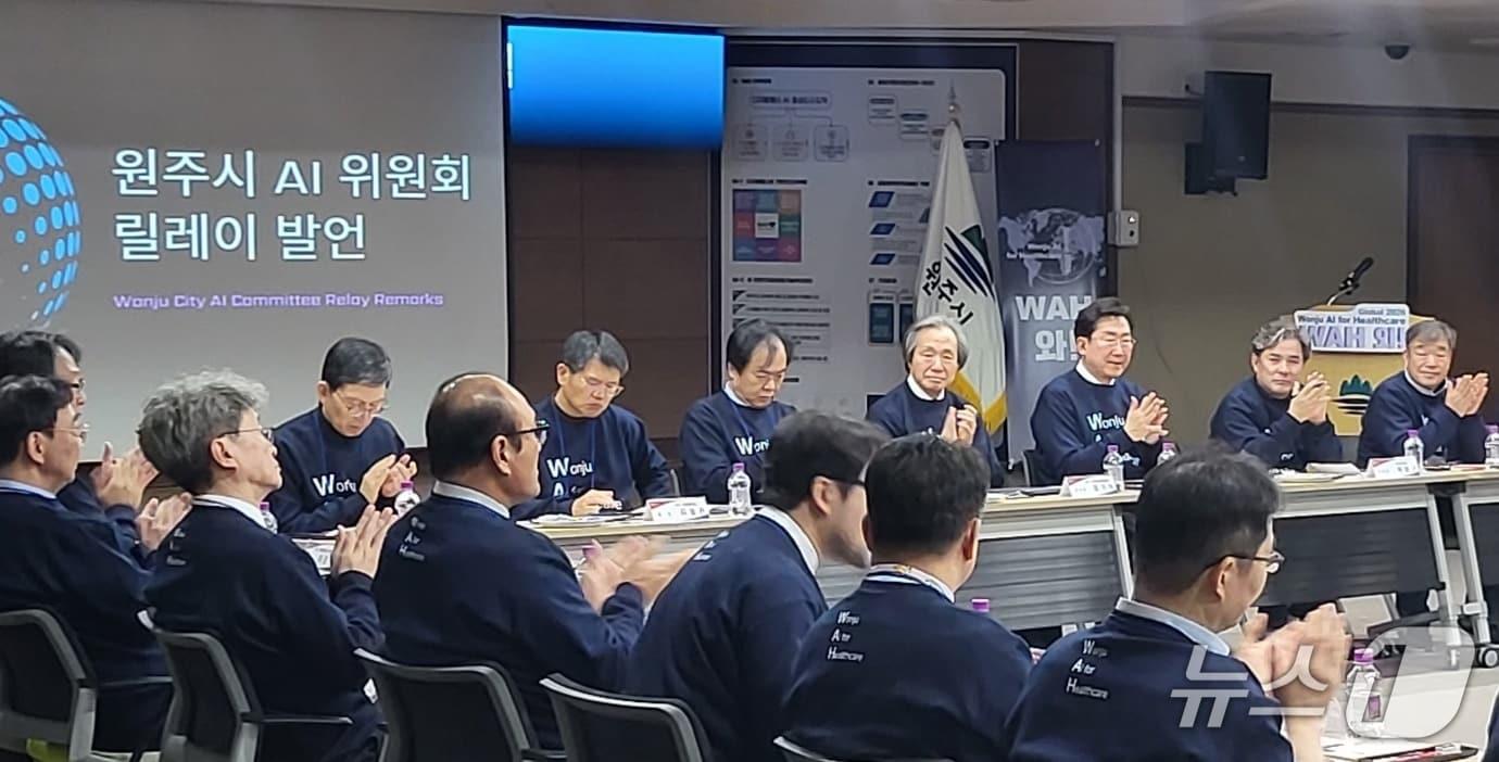 본문 이미지 - 강원 원주시가 2일 시청에서 인공지능(AI)를 중심으로 한 디지털 헬스케어 도시로 도약한 비전을 밝힌 가운데, 이날 시청에서 그 비전의 사업을 맡을 'AI위원회'와 'AI추진단'의 출범식이 열리고 있다. 2025.12.1/뉴스1 신관호 기자