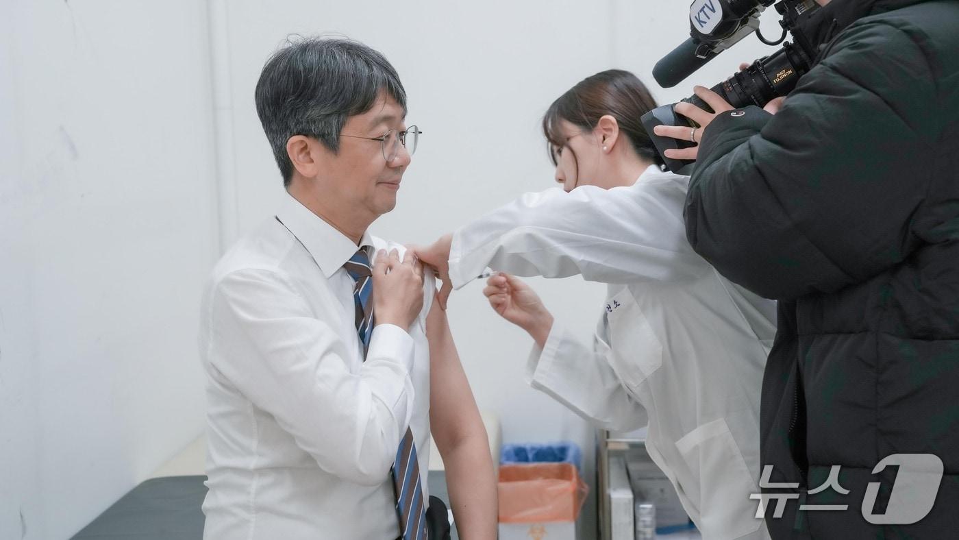 2일 임승관 질병관리청장이 인플루엔자 백신 접종을 하고 있다.&#40;질병청 제공&#41; 2025.12.2/뉴스1