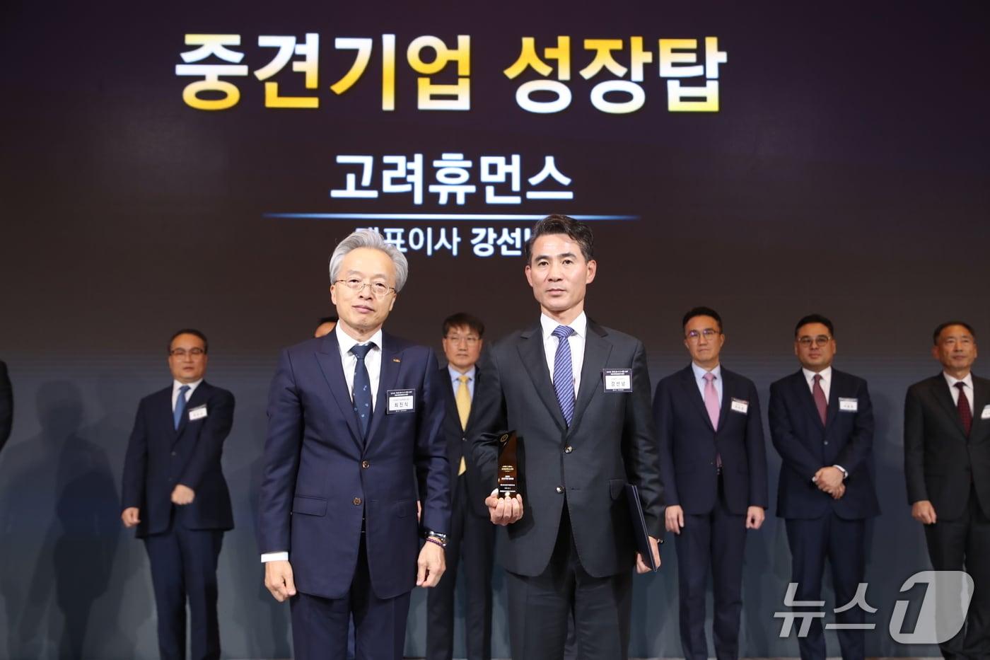 강선남 고려휴먼스 대표가 제11회 중견기업인의 날 기념식에서 &#39;중견기업 성장탑&#39;을 수상한 후 기념 사진을 찍고 있다. &#40;고려휴먼스 제공. 재판매 및 DB금지&#41;