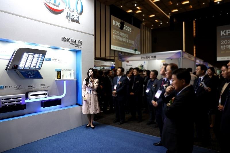 본문 이미지 - 종합환경 위생기업 세스코가 '2025대한민국 방역전시회'에 참가해 해충방제부터 바이러스케어, 공기청정기와 비데까지 생활 필수 환경위생 솔루션과 도시형 방역시스템을 함께 선보여 큰 관심을 받았다.