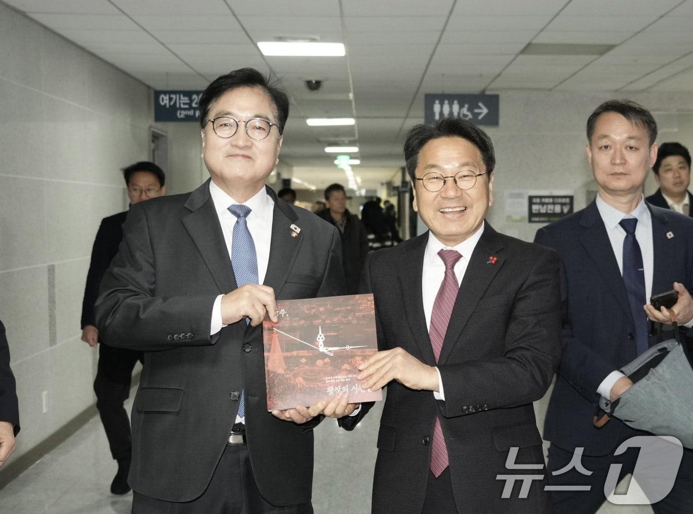 본문 이미지 - 강기정 광주시장이 2일 국회 의원회관에서 우원식 국회의장에게 윤석열 비상계엄 선포 이후 시민사회와 광주시의 공동 대응 일지인 &#39;광주, 광장의 시간들&#39;을 전달한 후 기념촬영을 하고 있다.&#40;광주시 제공. 재판매 및 DB 금지&#41; 2025.12.2/뉴스1 ⓒ News1
