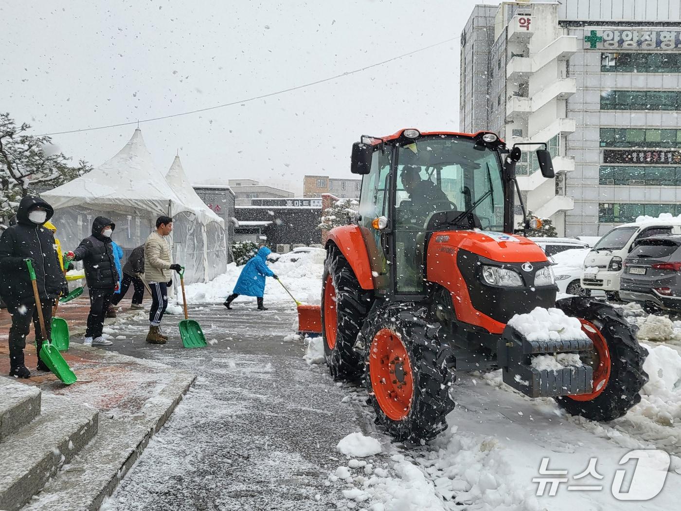 본문 이미지 - 강원 양양지역 제설작업 자료사진.&#40;양양군 제공, 재판매 및 DB 금지&#41; 2025.12.2/뉴스1