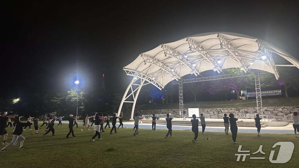 본문 이미지 - 강원 동해시 전천강변 달빛운동교실 운영 모습.&#40;동해시 제공, 재판매 및 DB 금지&#41; 2025.12.2/뉴스1