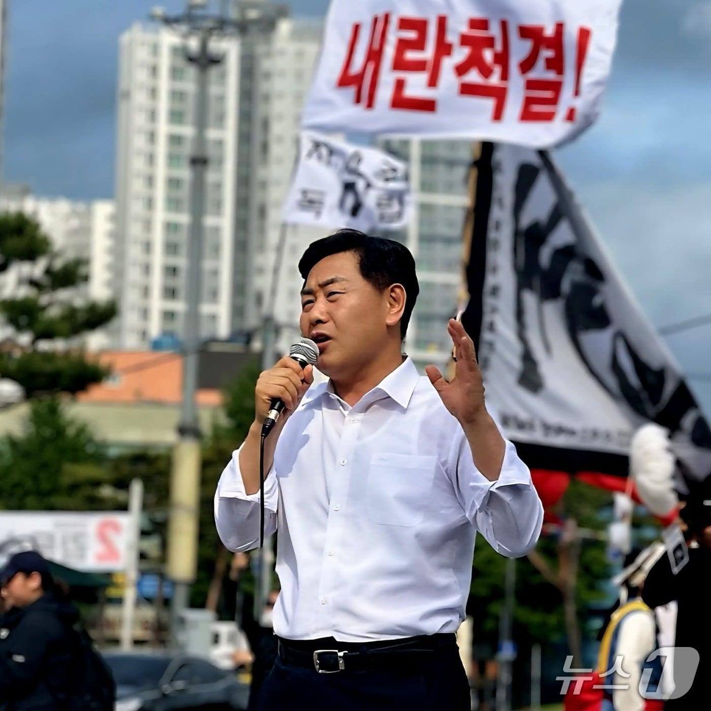 본문 이미지 - 2일 김관영 전북지사가 자신의 페이스북에 올린 탄핵 촉구 집회 참여 사진.&#40;김관영 전북지사 페이스북 인용&#41;/뉴스1 