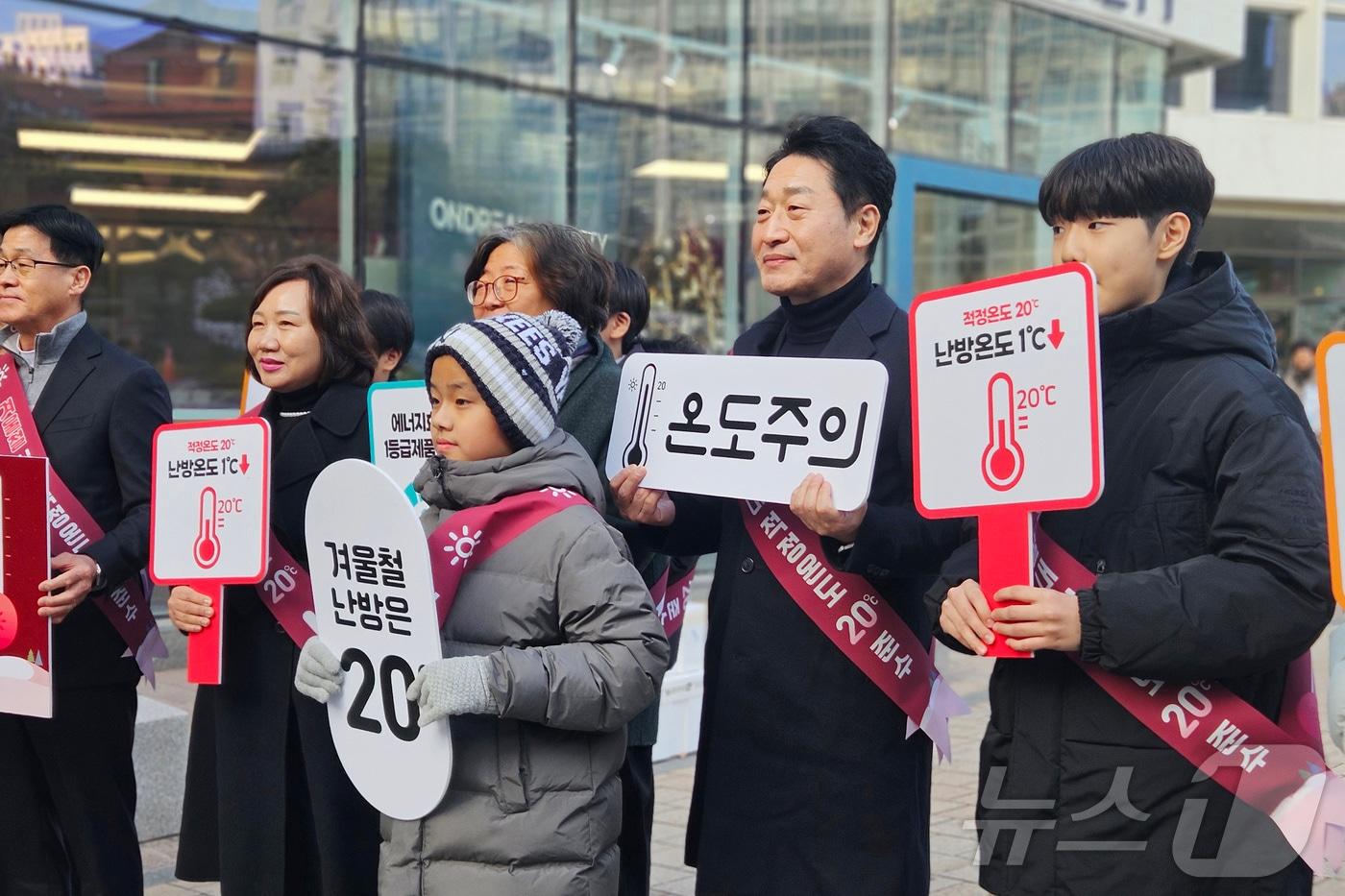 본문 이미지 - 이호현 기후에너지환경부 2차관이 서울 중구 명동 온드림소사이어티에서 열린 겨울철 에너지절약 캠페인 출범식에서 거리 캠페인을 하고 있다. (기후에너지환경부 제공. 재판매 및 DB 금지) 2025.12.2 ⓒ 뉴스1