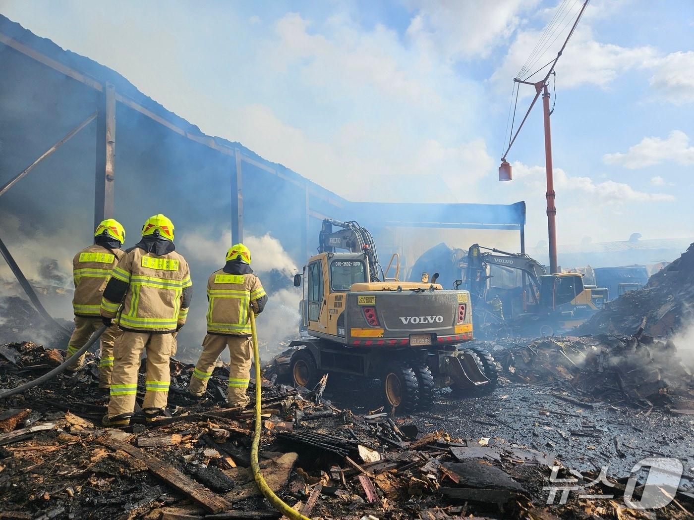본문 이미지 - 제주 소방당국이 2일 제주 토평공업단지 야적장 화재 현장에서 진화작업을 하고 있다. 이 화재는 전날 9시 27분쯤 발생했으며, 이날 오후 5시 17분쯤 초진됐다.(제주도소방안전본부 제공. 재판매 및 DB 금지) 2025.12.2/뉴스1 