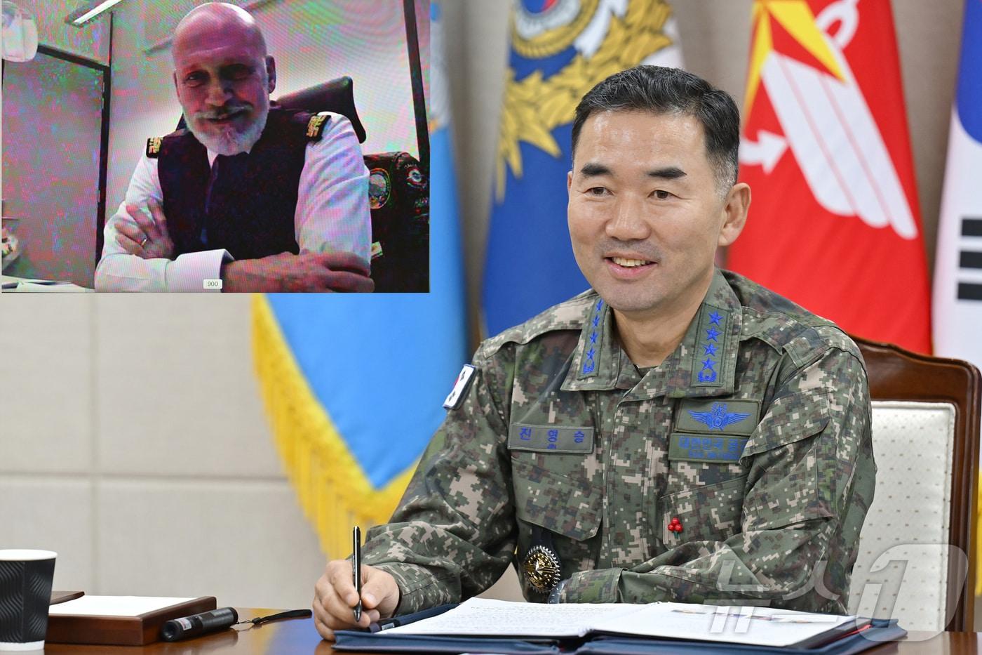진영승 합참의장이 2일 주세페 카보 드라고네 NATO 군사위원장&#40;좌측 상단&#41;과 공조통화를 실시하며 군사협력 증진방안을 논의하고 있다. &#40;합참 제공. 재판매 및 DB 금지&#41; 2025.12.2/뉴스1
