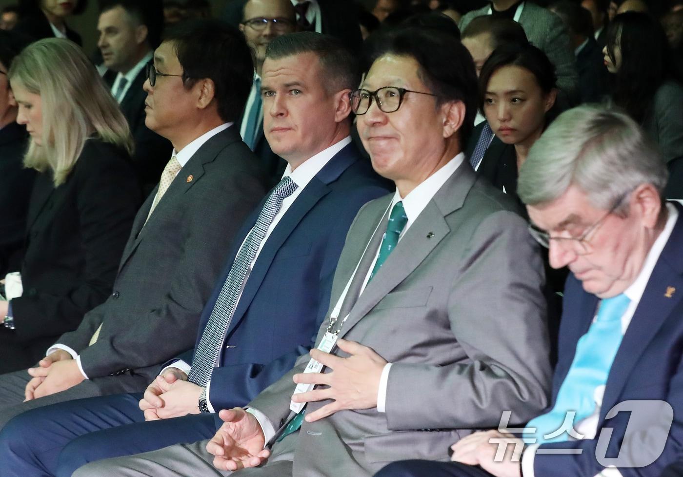 2일 오후 부산 해운대구 벡스코 제1전시장에서 열린 2025 세계도핑방지기구(WADA) 총회 개회식에서 위톨드 반카 WADA 회장, 커스티 코번트리 국제올림픽위원회(IOC) 위원장, 최휘영 문화체육관광부 장관, 박형준 부산시장 등 참석자들이 자리해 있다. 아시아 최초로 오는 5일까지 부산 벡스코에서 열리는 WADA 총회는 각 정부 대표로 참석하는 장·차관을 비롯해 국제올림픽위원회(IOC) 위원, 국제경기연맹, 국가도핑방지기구, 분석기관 관계자 등 전 세계 스포츠계 의사 결정권자들이 한자리에 모여 스포츠 공정성의 미래를 논의하는 글로벌 반도핑 행사다. 2025.12.2/뉴스1 ⓒ News1 윤일지 기자