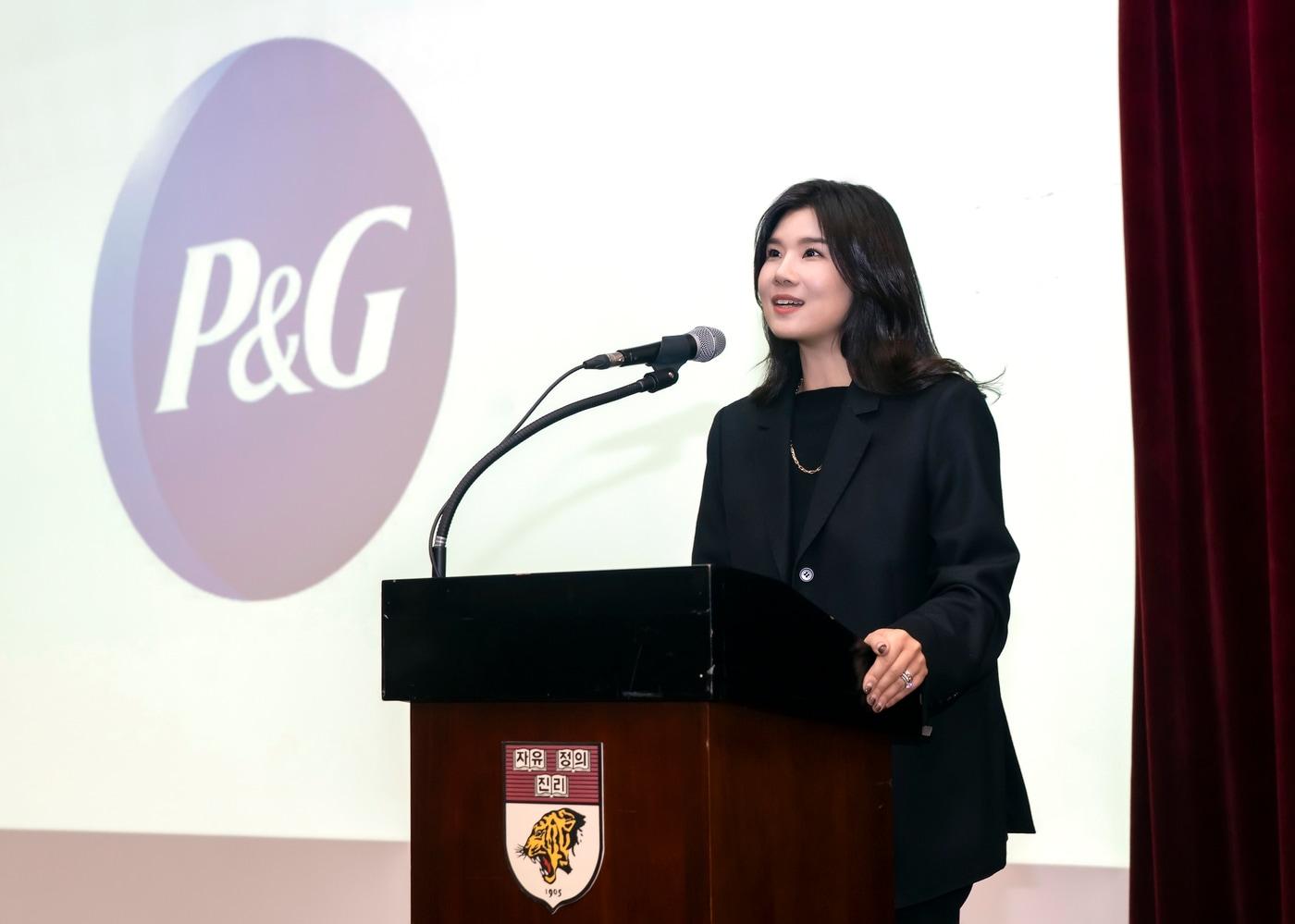 지난달 26일 서울 성북구 고려대학교에서 이지영 한국P&G 대표가 대학생들을 대상으로 커리어 개발을 주제로 강연하고 있다.&#40;한국P&G제공&#41;