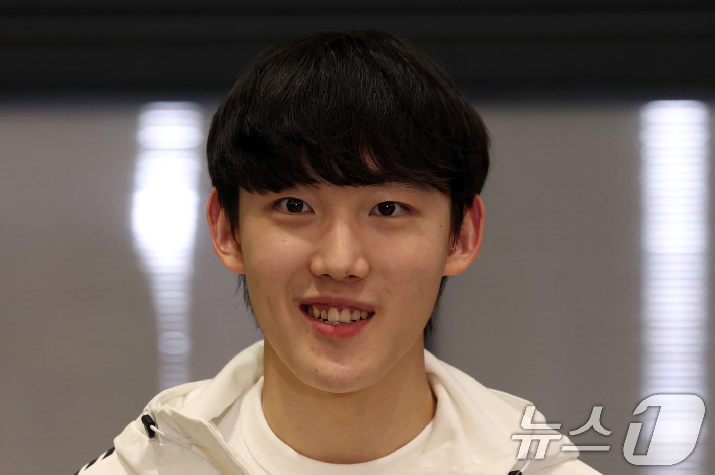 쇼트트랙 남자 대표팀 임종언이 2일 인천공항으로 귀국해 인터뷰를 하고 있다. 2025.12.2/뉴스1 ⓒ News1 김명섭 기자