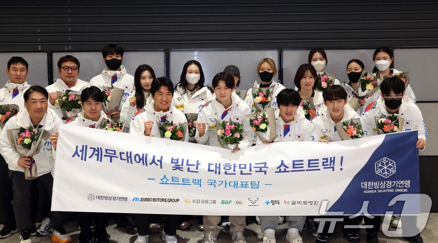 2일 인천공항으로 귀국한 쇼트트랙 국가대표팀이 파이팅을 외치고 있다. 네덜란드 도르드레흐트의 스포르트불레바르에서 열린 2025-2026 국제빙상경기연맹&#40;ISU&#41; 쇼트트랙 월드투어 4차 대회에서 임종언은 남자 1,000ｍ애소 우승, 김길리는 여자 1,500ｍ에서 우승했다. ⓒ News1 김명섭 기자