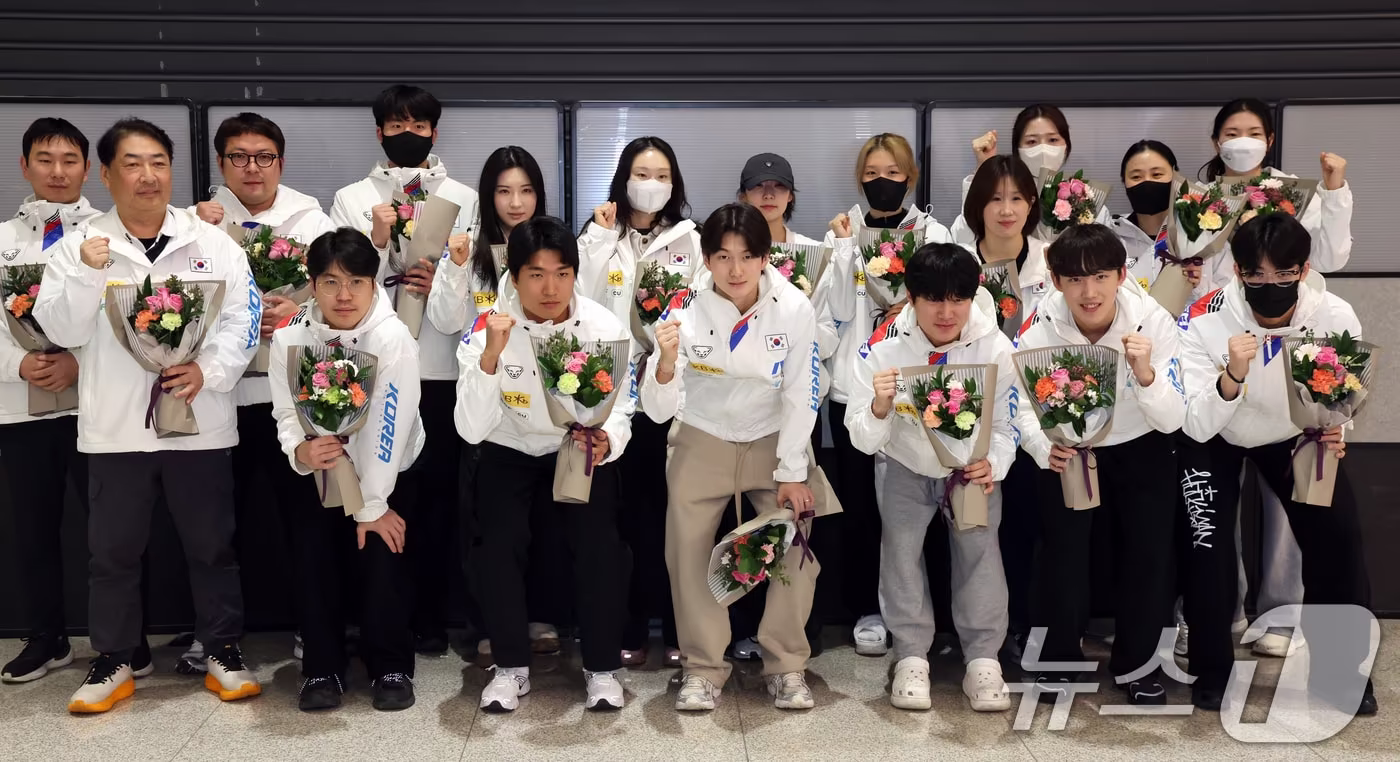 2일 인천공항으로 귀국한 쇼트트랙 국가대표팀이 파이팅을 외치고 있다.  2025.12.2/뉴스1 ⓒ News1 김명섭 기자