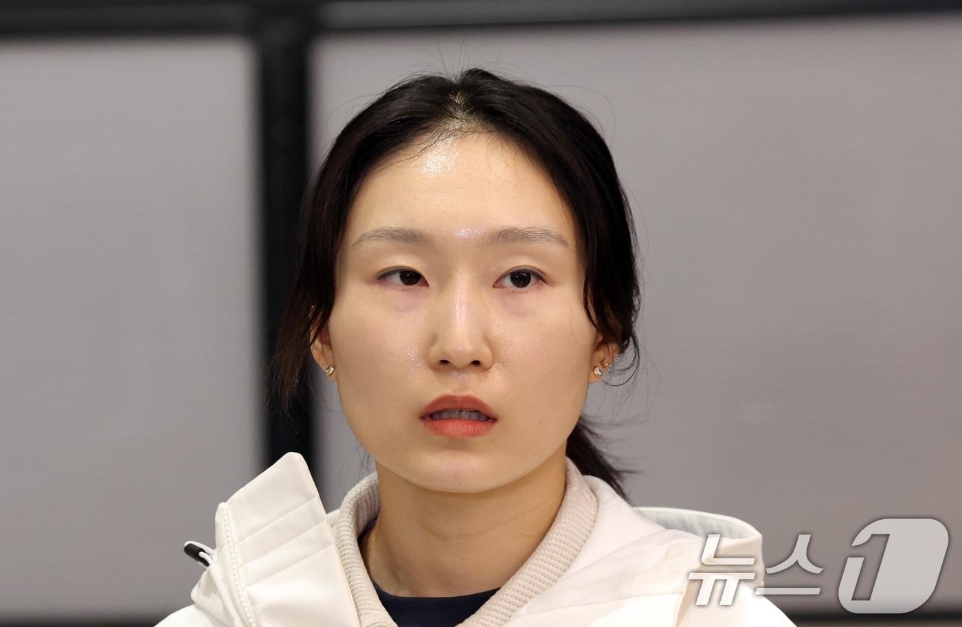 쇼트트랙 여자 대표팀 최민정이 2일 인천공항으로 귀국해 인터뷰를 하고 있다. 최민정은 네덜란드 도르드레흐트의 스포르트불레바르에서 열린 2025-2026 국제빙상경기연맹&#40;ISU&#41; 쇼트트랙 월드투어 4차 대회 여자 1,500ｍ에서 동메달을 획득했다. 2025.12.2/뉴스1 ⓒ News1 김명섭 기자
