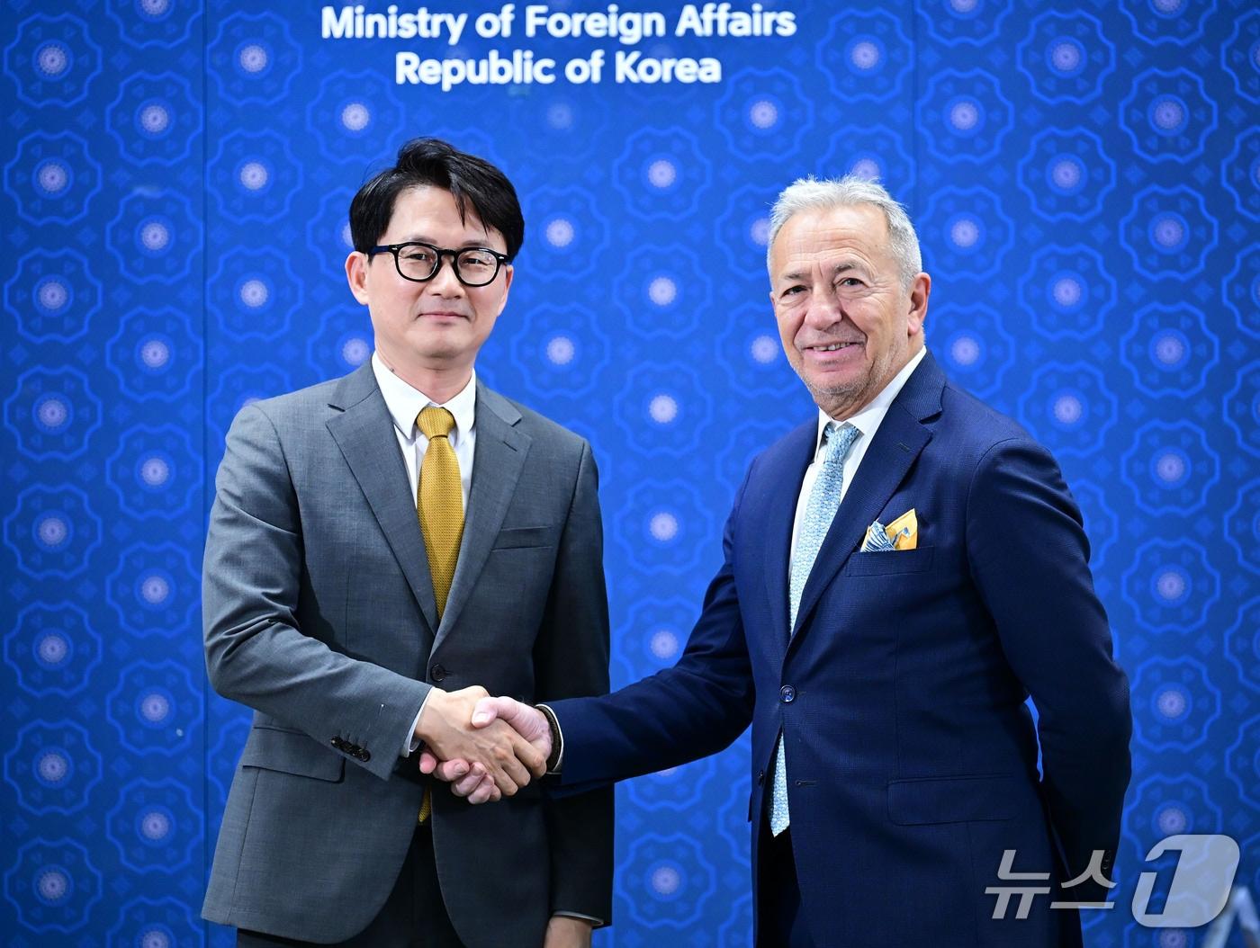 본문 이미지 - 이철 국제기구·원자력외교국장은  2일 제14차 한-국제원자력기구(IAEA) 고위급 정책협의회에서 마시모 아파로 IAEA 안전조치 사무차장과 면담했다. 2025.12.02. (외교부 제공)