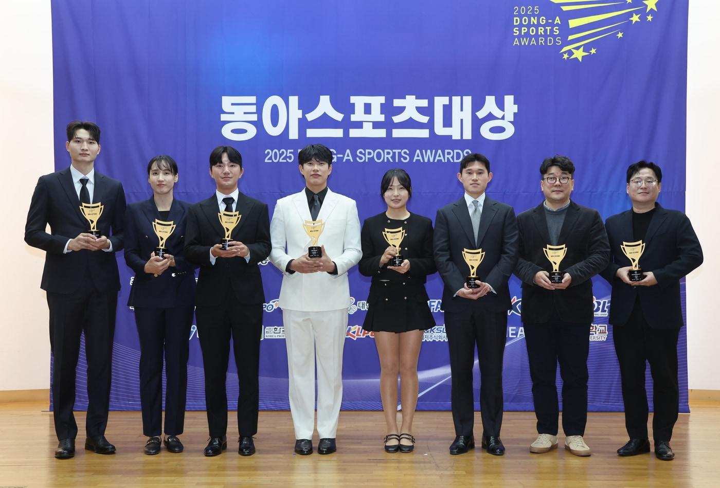 2025 동아스포츠대상 &#39;올해의 선수&#39; 수상자. 왼쪽부터 남자프로농구 안영준, 여자프로농구 김단비, 남자프로골프 옥태훈, 프로야구 송성문, 여자프로골프 유현조, 프로축구 이동경. 남자프로배구 허수봉, 여자프로배구 김연경은 대리 수상 &#40;스포츠동아 제공&#41;