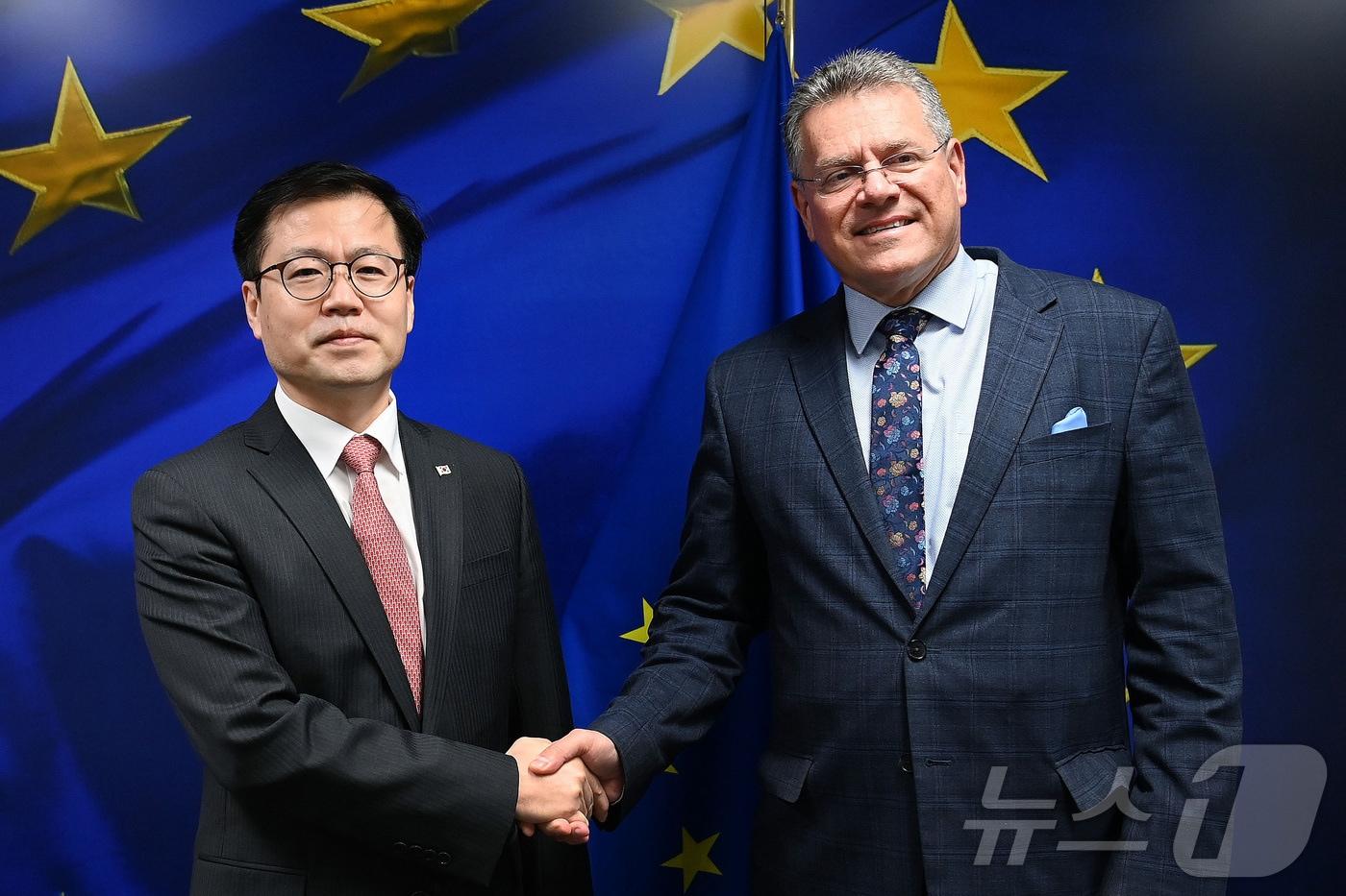 여한구 산업통상부 통상교섭본부장이 2일&#40;현지시간&#41; 벨기에 브뤼셀에서 마로시 셰프초비치 유럽연합&#40;EU&#41; 집행위원회 통상·경제안보 집행위원과 면담을 하기 전 기념촬영을 하고 있다. &#40;산업통상부 제공. 재판매 및 DB 금지&#41; 2025.12.2/뉴스1
