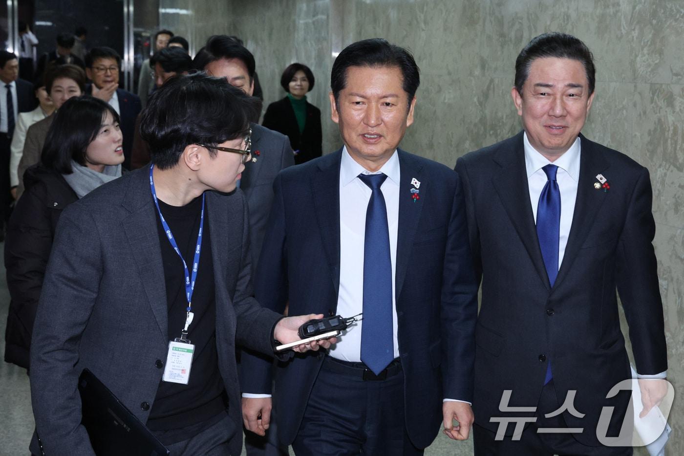 정청래 더불어민주당 대표와 김병기 원내대표가 2일 서울 여의도 국회에서 열린 의원총회에서 참석하고 있다. 2025.12.2/뉴스1 ⓒ News1 신웅수 기자