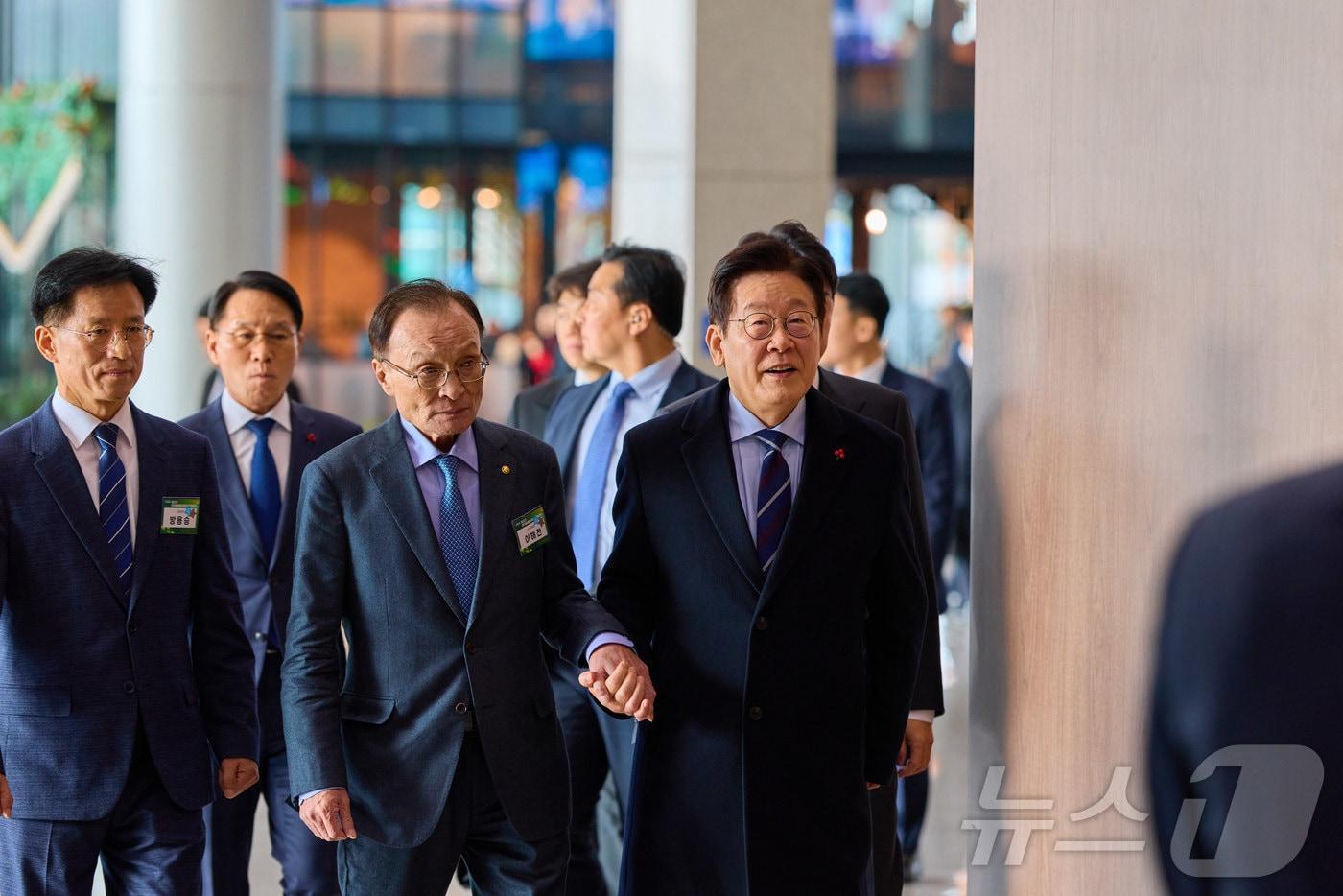 본문 이미지 - 이재명 대통령과 이해찬 민주평화통일자문회의 수석부의장이 2일 경기 고양시 킨텍스에서 열린 제22기 민주평화통일자문회의 출범회의에 참석하고 있다. (대통령실 제공. 재판매 및 DB 금지) 2025.12.2/뉴스1 ⓒ News1 이재명 기자