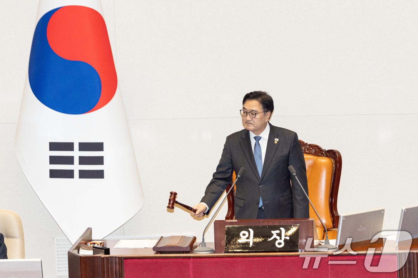 2일 서울 여의도 국회에서 열린 제429회국회&#40;정기회&#41; 제14차 본회의에서 우원식 국회의장이 의사봉을 두드리고 있다. 2025.12.2/뉴스1 ⓒ News1 이승배 기자