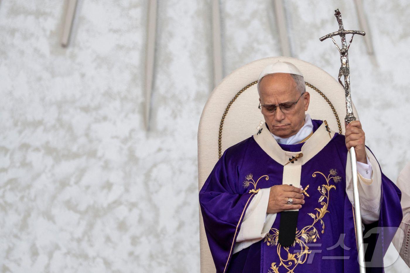 레오 14세 교황이 2일&#40;현지시간&#41; 레바논 베이루트 해안에서 약 15만 명의 시민이 운집한 가운데 미사를 집전하고 있다. 2025.12.02. ⓒ AFP=뉴스1 ⓒ News1 윤다정 기자