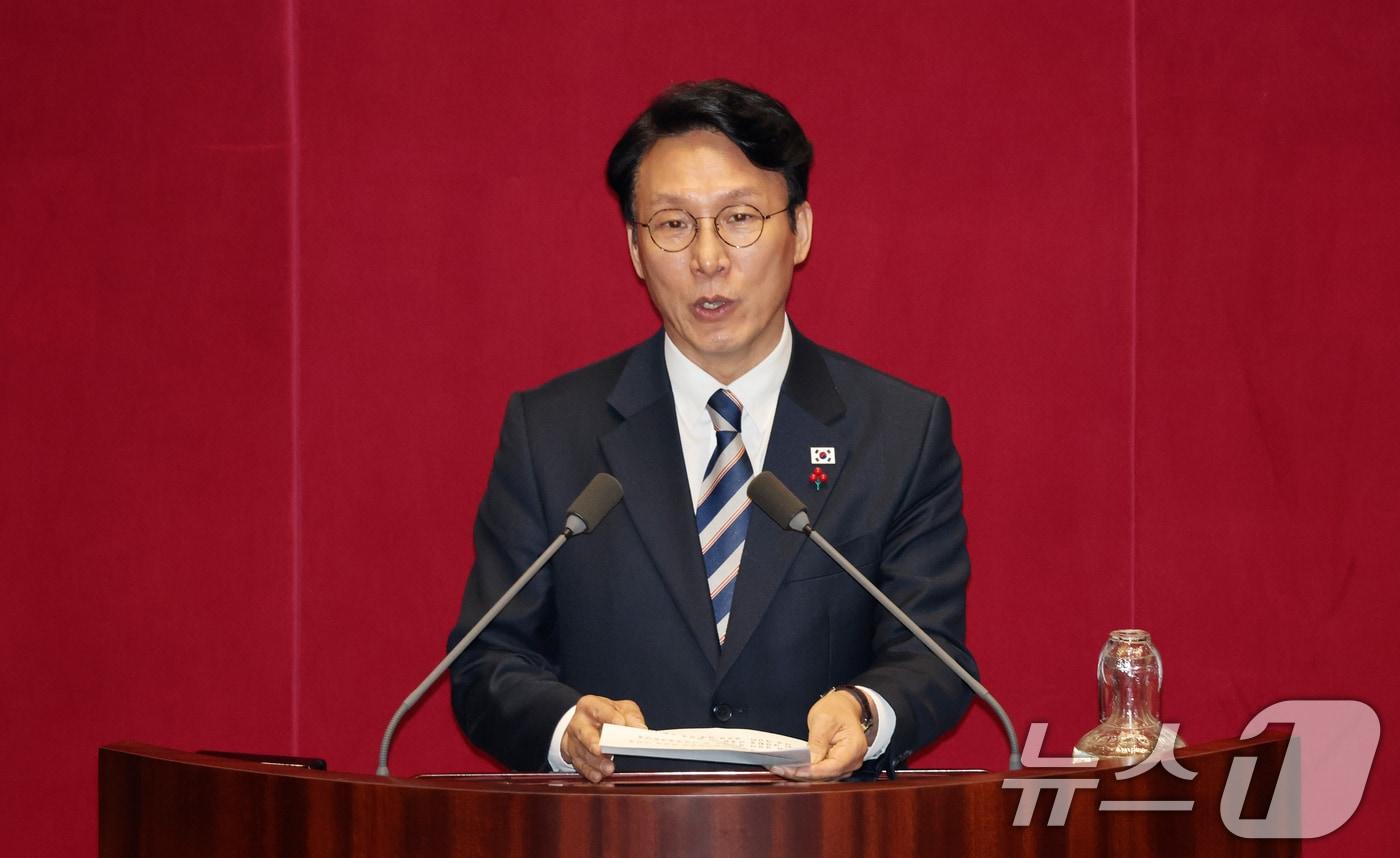 법정 시한인 2일 서울 여의도 국회에서 열린 제429회국회&#40;정기회&#41; 제14차 본회의에서 2026년도 예산안 수정안이 통과된 후 김민석 국무총리가 정부측 감사 인사를 하고 있다. 2025.12.2/뉴스1 ⓒ News1 이승배 기자