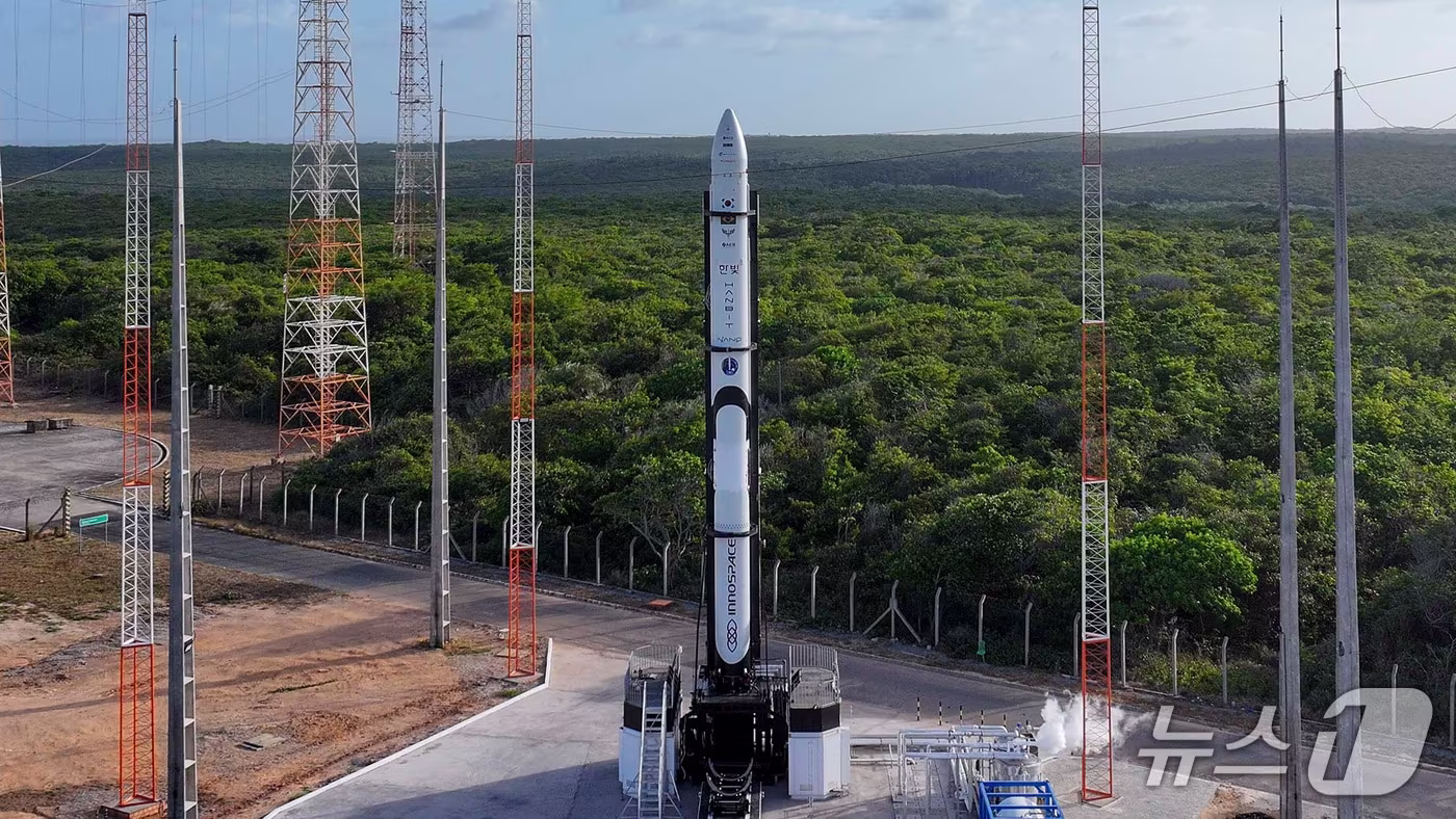 브라질 알칸타라 우주센터서 첫 상업 발사 준비를 마친 이노스페이스의 로켓 '한빛-나노'.(이노스페이스 제공)/뉴스1