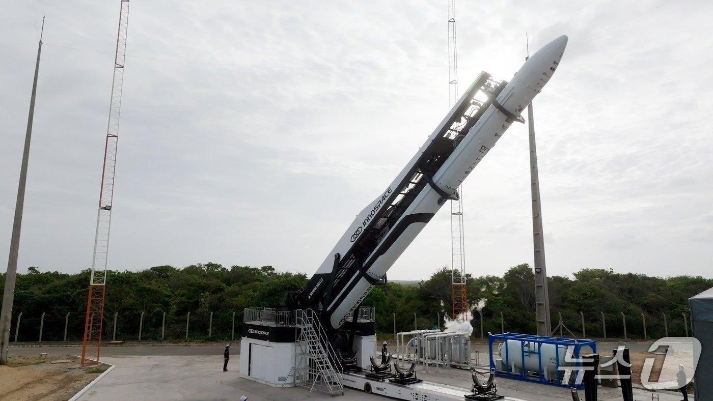한국시간 20일 오전 4시 35분 브라질 알칸타라 우주센터서 첫 상업 발사 준비를 앞두고 있는 이노스페이스의 로켓 '한빛-나노'가 기립하는 모습.(이노스페이스 제공)/뉴스1