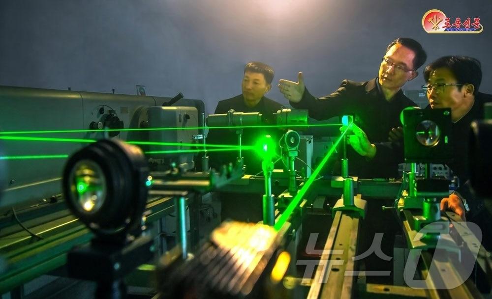 본문 이미지 - (평양 노동신문=뉴스1) = 국가과학원 물리학연구소 과학자들. [국내에서만 사용가능. 재배포 금지. DB 금지. For Use Only in the Republic of Korea. Redistribution Prohibited] rodongphoto@news1.kr