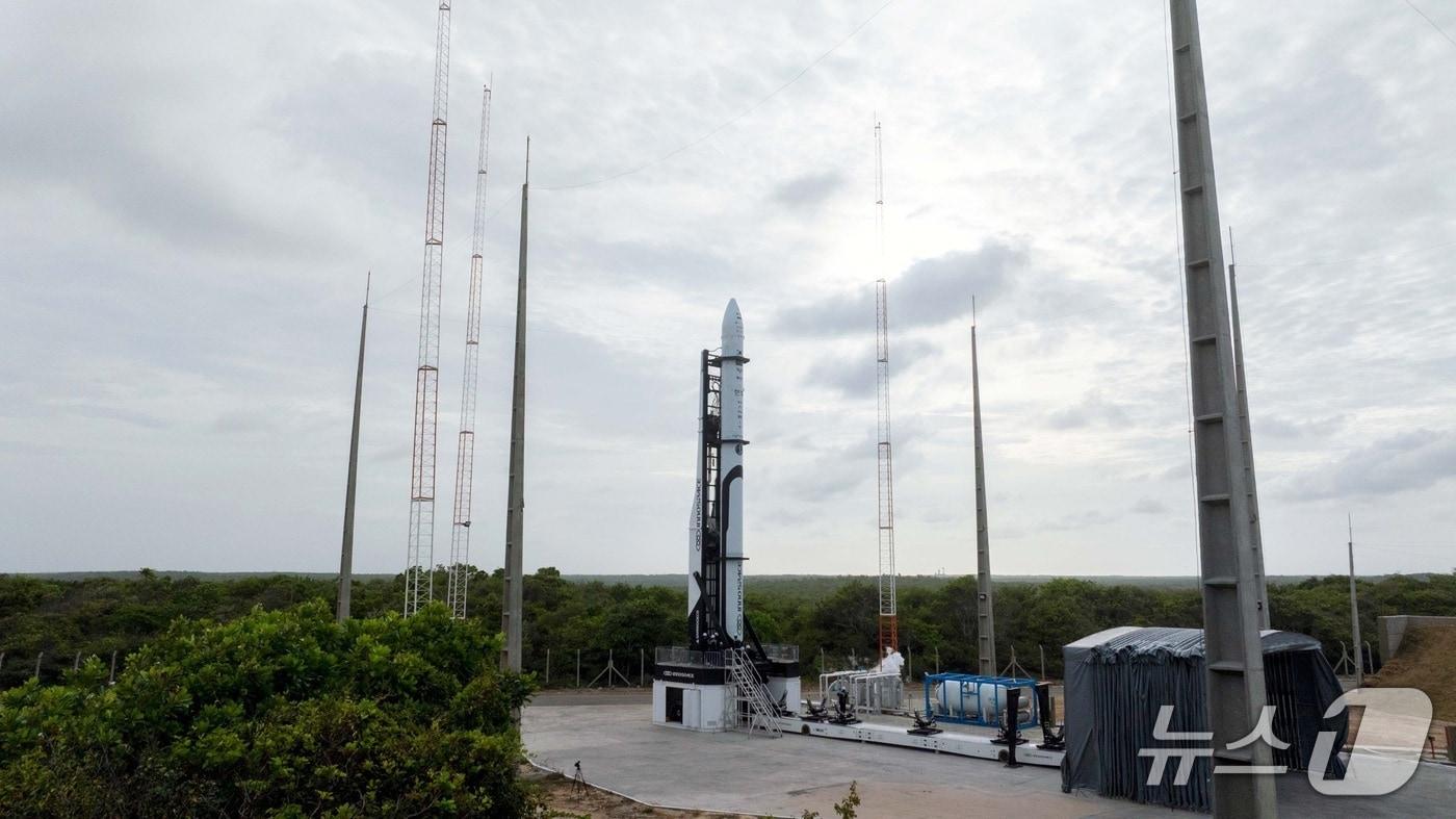 한국시간 20일 오전 4시 35분 브라질 알칸타라 우주센터서 이노스페이스의 로켓 '한빛-나노'가 기립한 모습. 이노스페이스는 국내 우주기업 최초로 첫 상업 발사에 도전한다.(이노스페이스 제공)/뉴스1