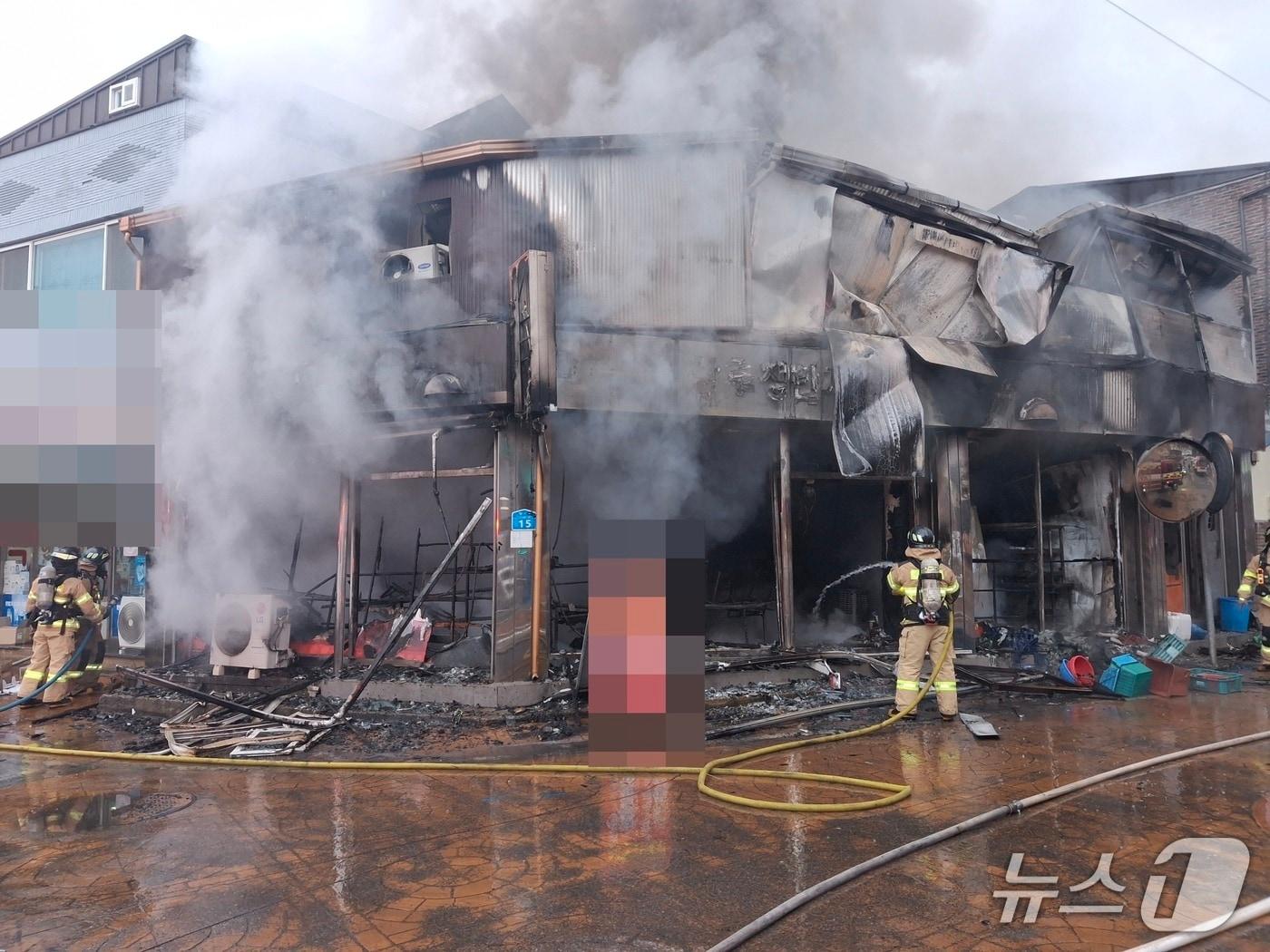 본문 이미지 - 영암 중식당 화재 진화 모습.(영암소방서 제공. 재판매 및 DB금지) 2025.12.20/뉴스1