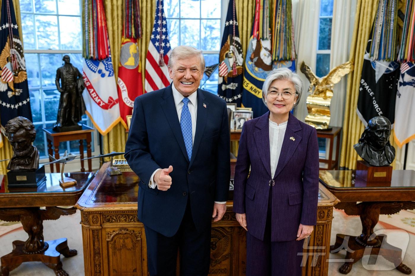 도널드 트럼프 대통령과 강경화 주미대사가 지난 16일(현지시간) 미국 워싱턴DC 백악관 오벌오피스(미 대통령 집무실)에서 신임장 제정 기념 촬영을 하고 있다.(주미대사관 제공, 재판매 및 DB금지) 2025.12.19. ⓒ News1 류정민 특파원