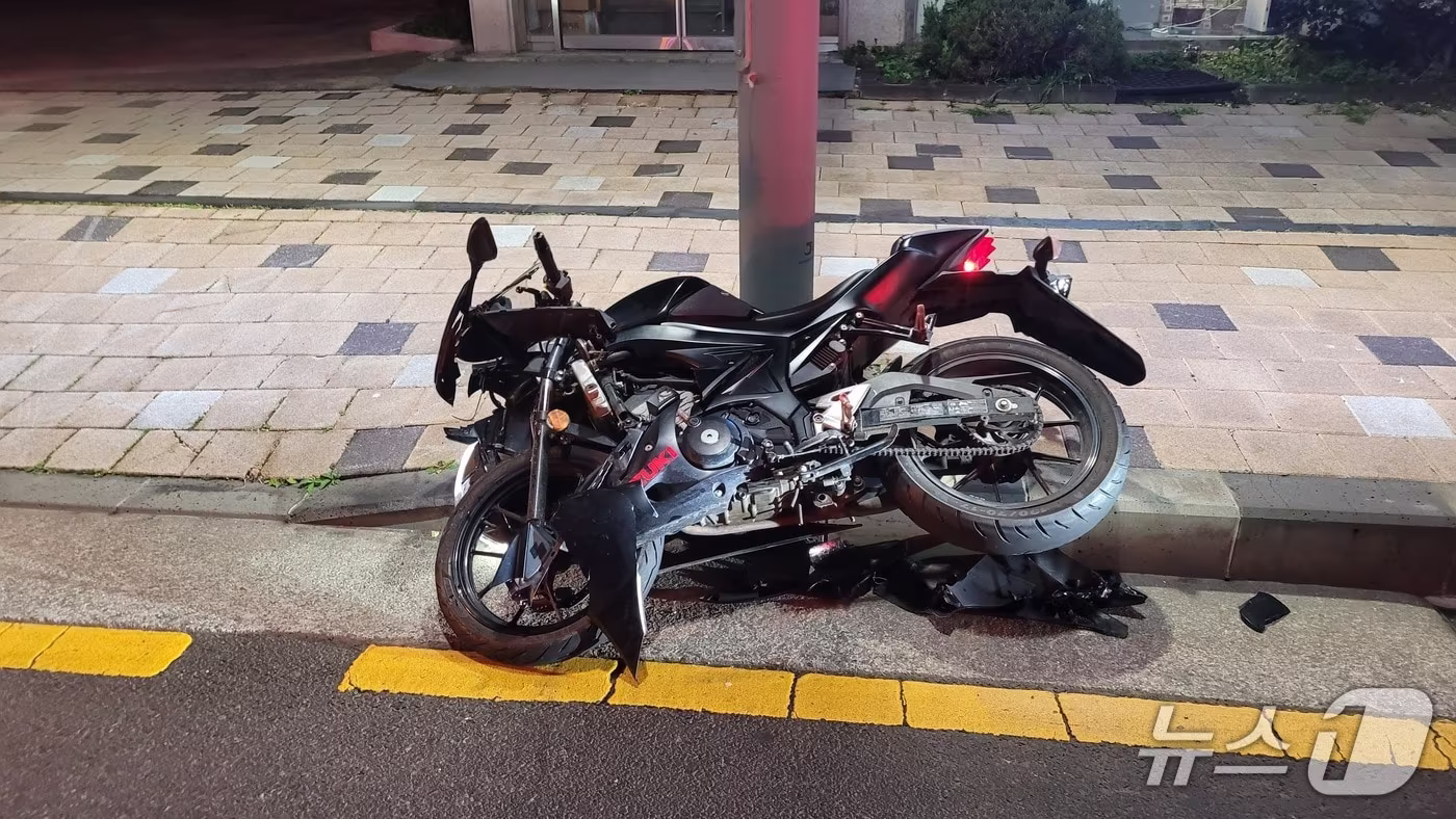 20일 새벽 제주시 연삼로에서 전기차와 충돌한 오토바이.(제주도소방안전본부 제공. 재판매 및 DB 금지)