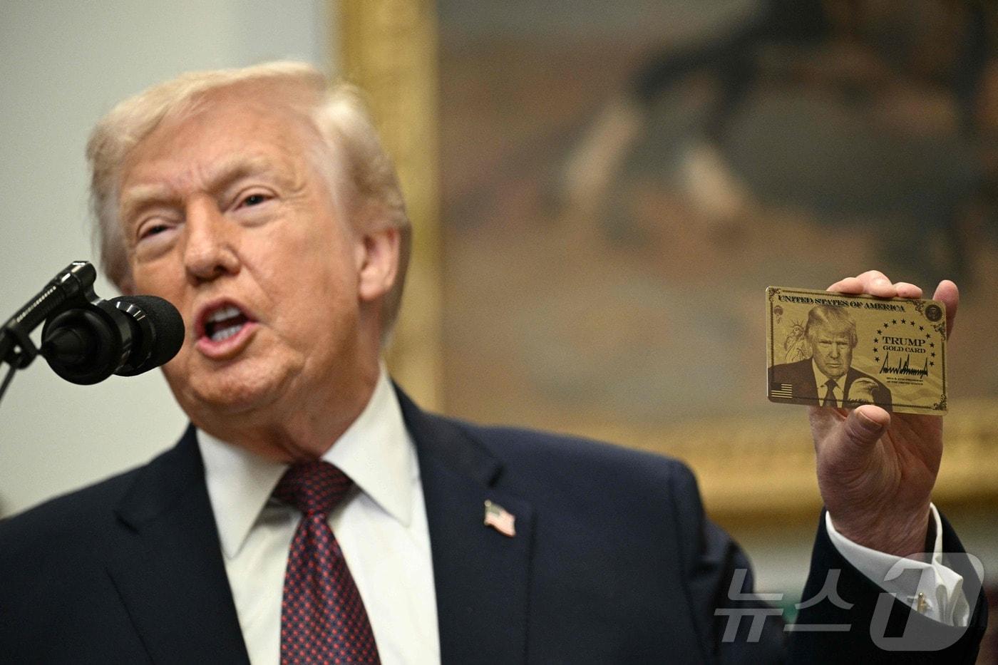 도널드 트럼프 미국 대통령이 19일(현지시간) 워싱턴DC 백악관 루스벨트룸에서 '트럼프 골드 카드'를 들고 있다. 2025.12.19 ⓒ AFP=뉴스1 ⓒ News1 국제부 공용 기자