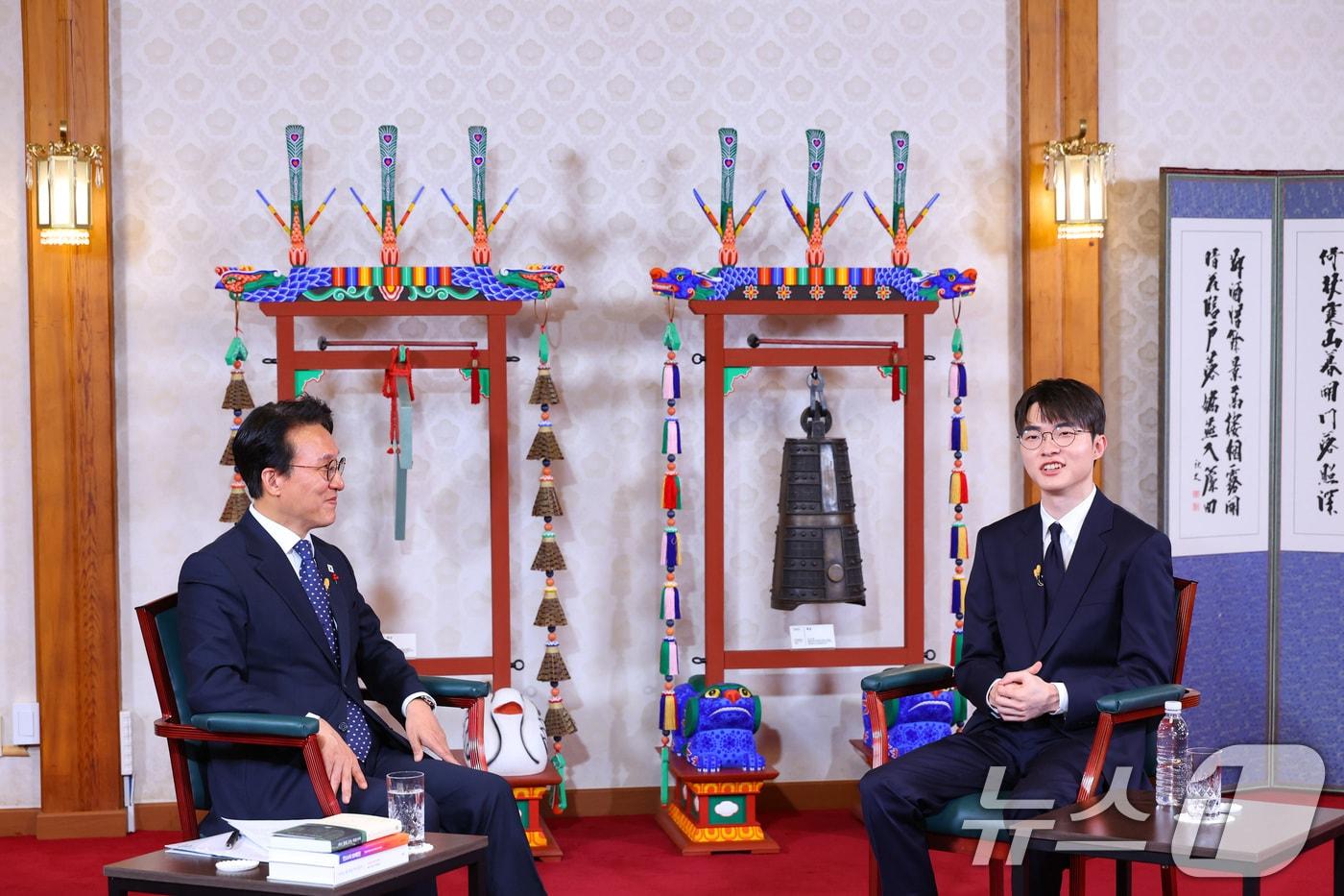 김민석 국무총리가 20일 서울 국무총리공관에서 열린 '제7차 K-토론나라'에서 '페이커' 이상혁 선수와 만나 이야기를 나누고 있다. (총리실 제공. 재판매 및 DB금지) 2025.12.20/뉴스1