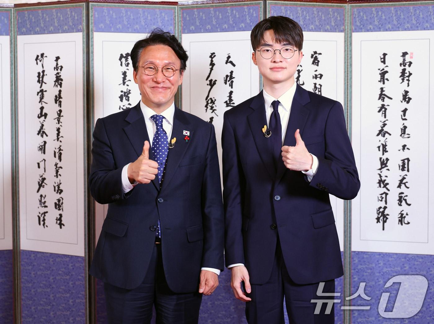 본문 이미지 - 김민석 국무총리가 20일 서울 국무총리공관에서 열린 '제7차 K-토론나라'에서 프로게이머 '페이커' 이상혁 선수와 만나 기념촬영을 하고 있다. (총리실 제공. 재판매 및 DB금지) 2025.12.20/뉴스1