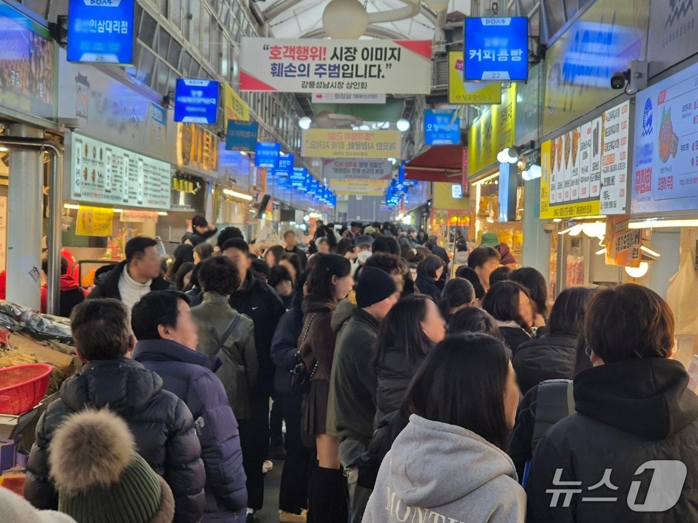 본문 이미지 - 토요일인 20일 강원 강릉 대표 전통시장인 중앙·성남시장 먹거리골목에 닭강정과 유명세를 탄 호떡 등을 사려는 나들이객으로 붐비고 있다. 2025.12.20/뉴스1 윤왕근 기자