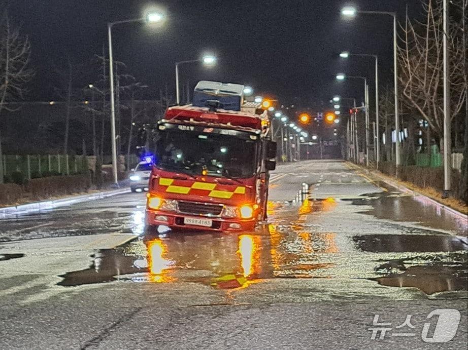 본문 이미지 - 대전 유성구 관평동 도로에서 싱크홀이 발생 소방차 앞바퀴가 빠져 있다.(대전경찰청 제공. 재판매 및 DB금지)/뉴스1
