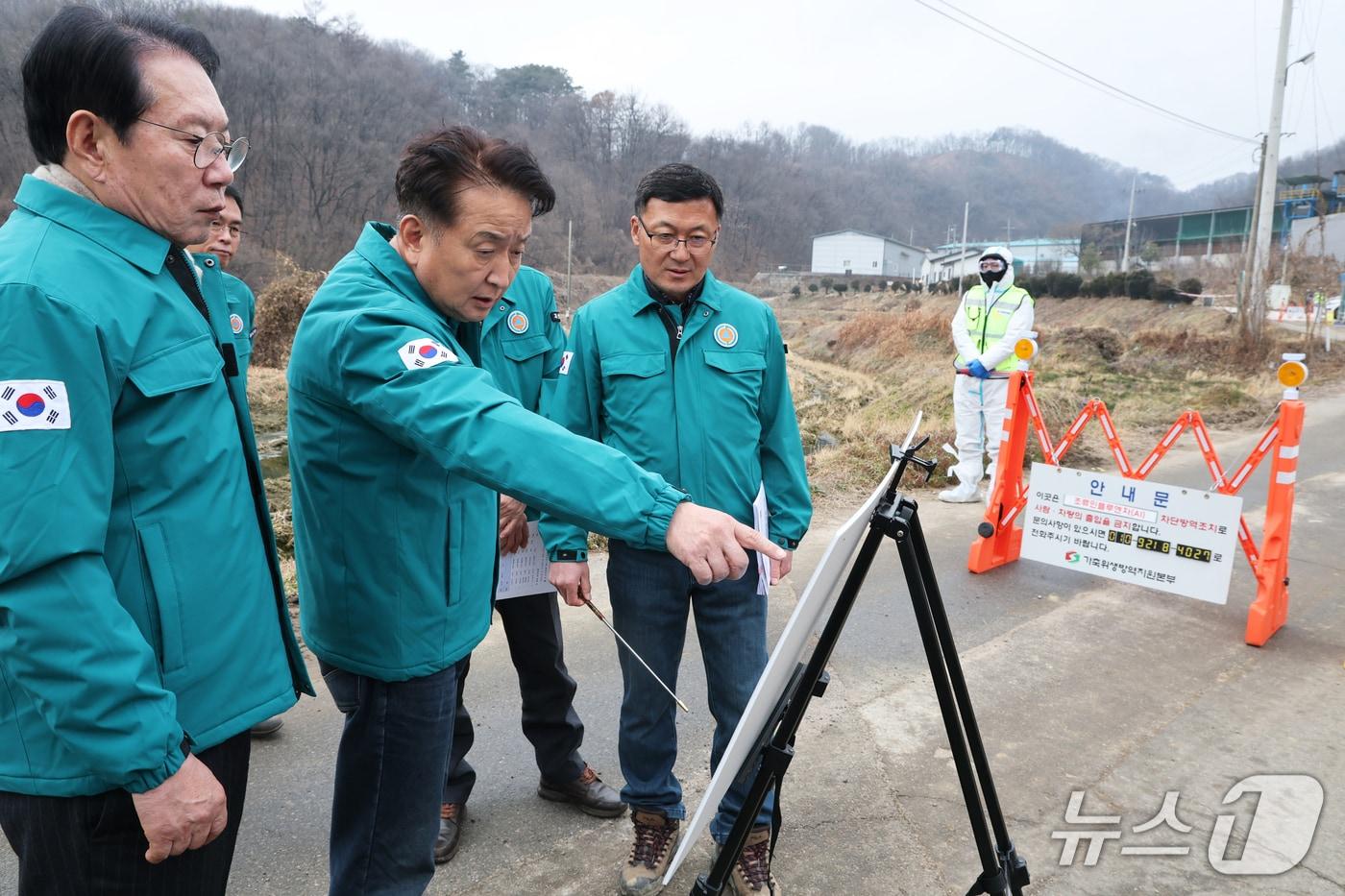 김영환 충북지사 조류인플루엔자 방역현장 점검(충북도 제공. 재판매 및 DB금지)