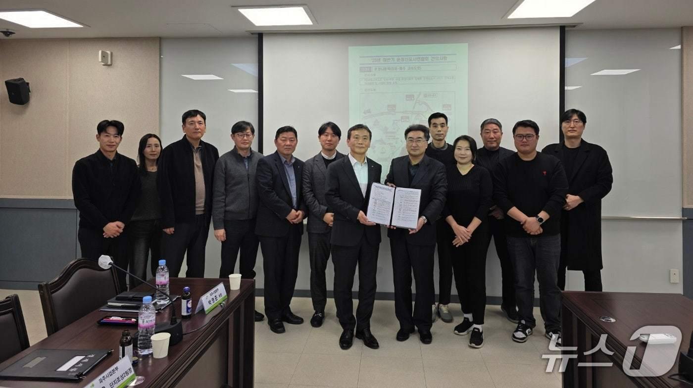  지난 18일 파주 운정신도시연합회 임원진이 H파주사업본부를 방문, 지역의 21개 현안 사항 해결을 요구하는 건의서를 박철인 LH 파주사업본부장(왼쪽 7번째)에게 전달하고 있다. (운정연 제공, 재판매 및 DB 금지)