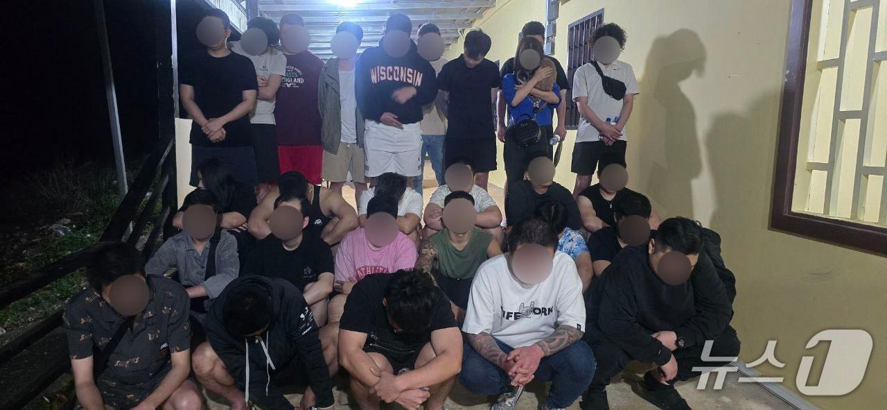 본문 이미지 - 경찰청은 한국-캄보디아 '코리아 전담반'을 통해 스캠 단지 내 감금 중이던 우리 국민 1명(남, 20대)을 구출하고, 범죄 혐의자 26명을 현지에서 검거했다고 21일 밝혔다. 사진은 검거된 범죄 혐의자들의 모습. (경찰청 제공. 재판매 및 DB 금지) 2025.12.21/뉴스1