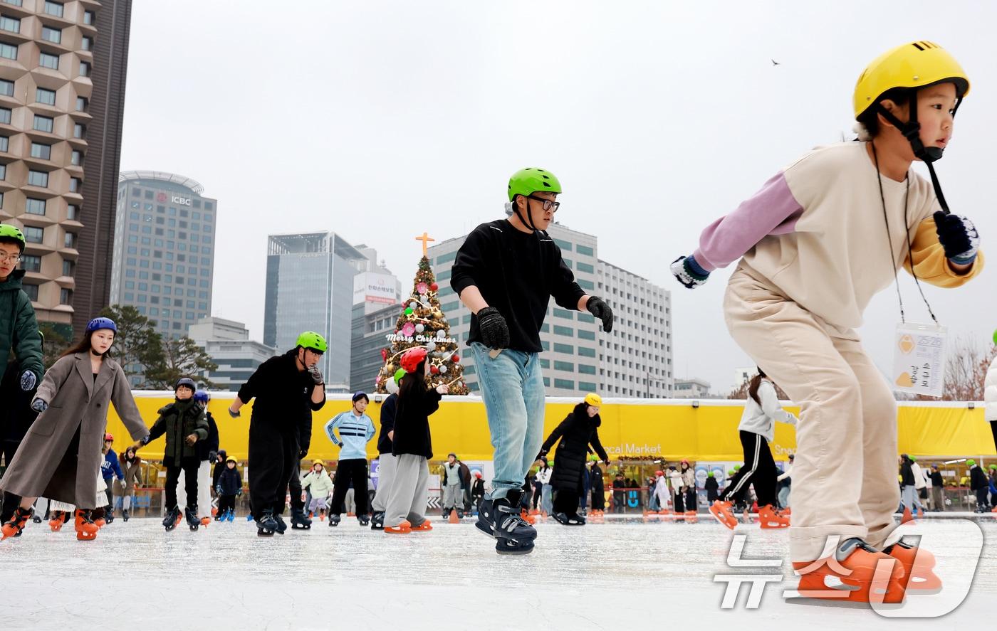 지난 20일 서울 중구 서울광장 스케이트장을 찾은 시민들과 외국인 관광객들이 스케이팅을 즐기고 있다. 2025.12.20/뉴스1 ⓒ News1 이호윤 기자