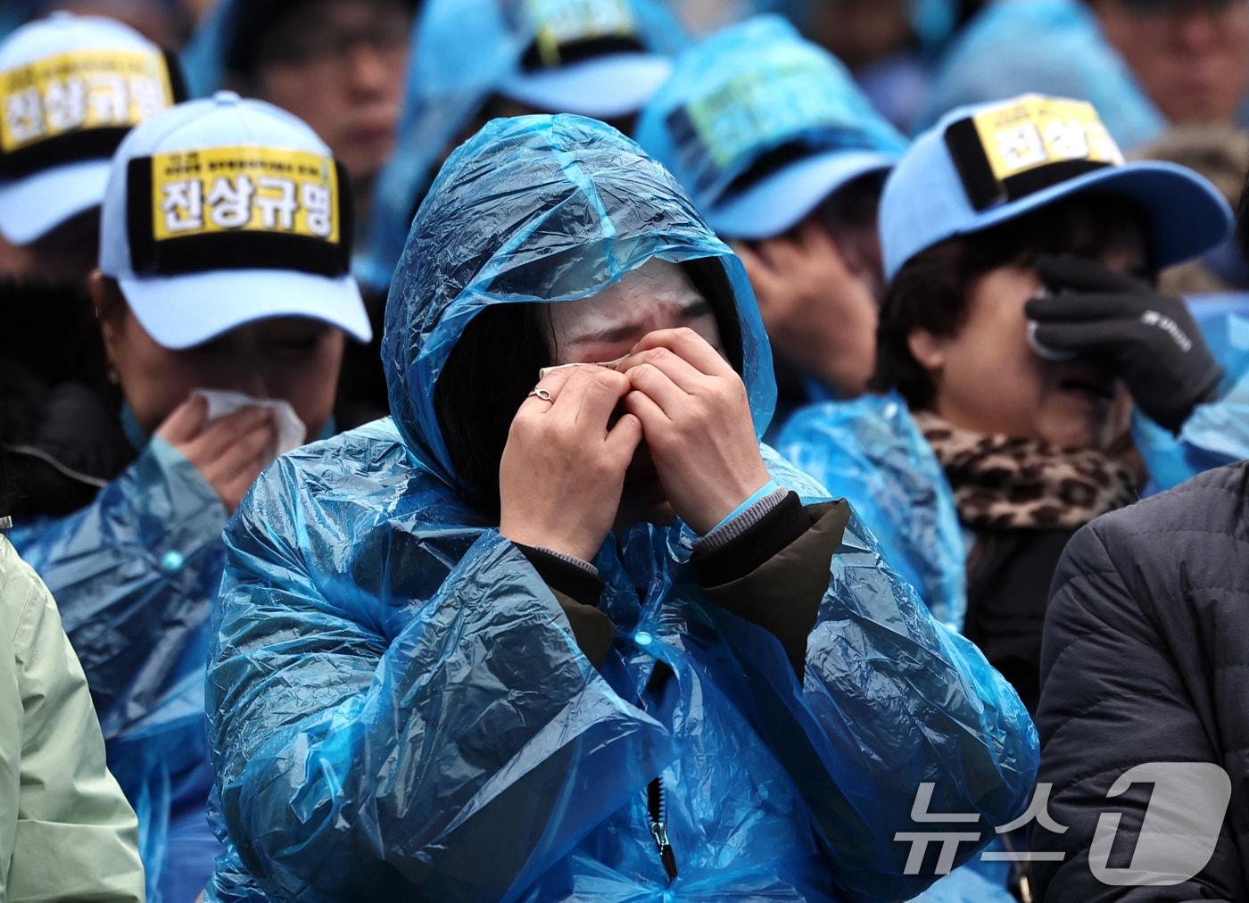 본문 이미지 - 20일 오후 서울 종로구 보신각 앞에서 열린 '12·29 무안공항 제주항공 여객기 참사 1주기 전국 시민 추모대회'에서 여객기 참사 유가족들이 눈물을 닦고 있다. 2025.12.20/뉴스1 ⓒ News1 구윤성 기자