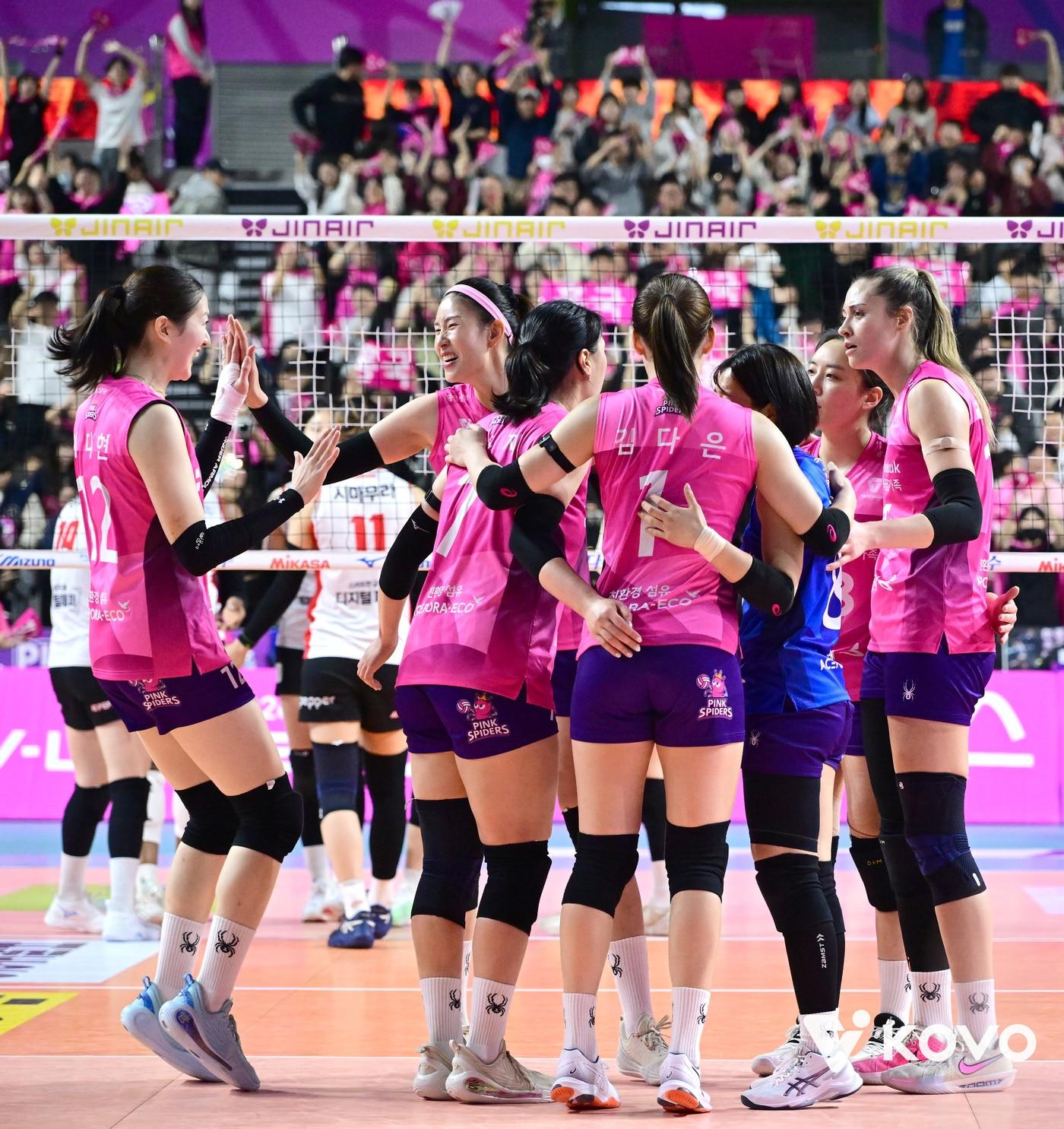 본문 이미지 - 흥국생명 선수들. (KOVO 제공)