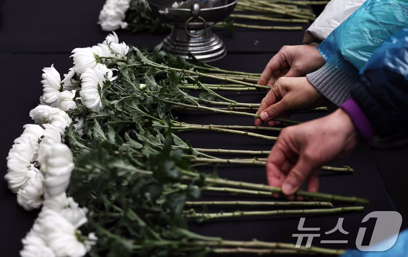 20일 오후 서울 종로구 보신각 앞에서 열린 '12·29 무안공항 제주항공 여객기 참사 1주기 전국 시민 추모대회'에서 추모객들이 헌화하고 있다. 2025.12.20/뉴스1 ⓒ News1 구윤성 기자