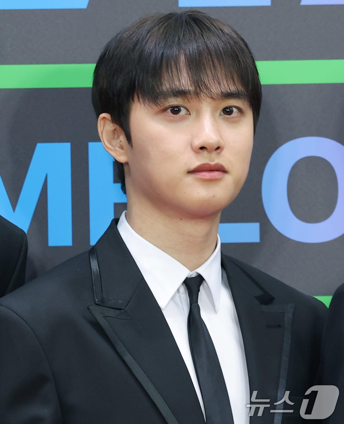 본문 이미지 - 그룹 엑소의 디오(본명 도경수)가 20일 서울 구로구 고척스카이돔에서 열린 '2025 멜론뮤직어워드(MMA2025)' 레드카펫 행사에 참석해 포즈를 하고 있다. 2025.12.20/뉴스1 ⓒ News1 권현진 기자