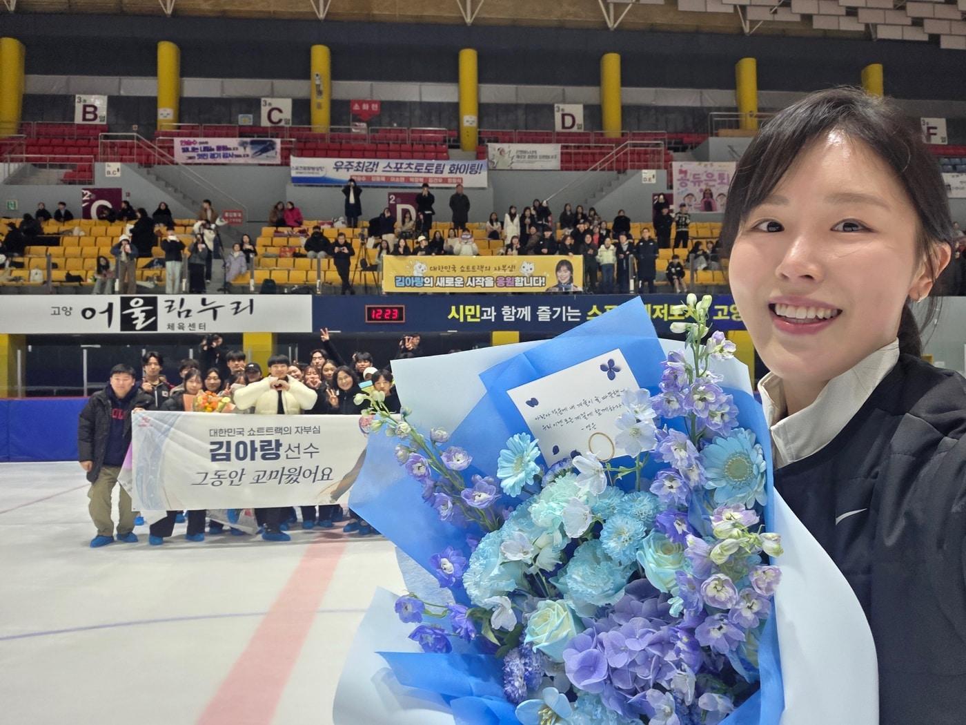 본문 이미지 - 김아랑이 20일 경기 고양시 고양어울림누리 얼음마루에서 열린 은퇴식 후 팬들과 기념 사진을 찍고 있다. (브리온컴퍼니 제공)